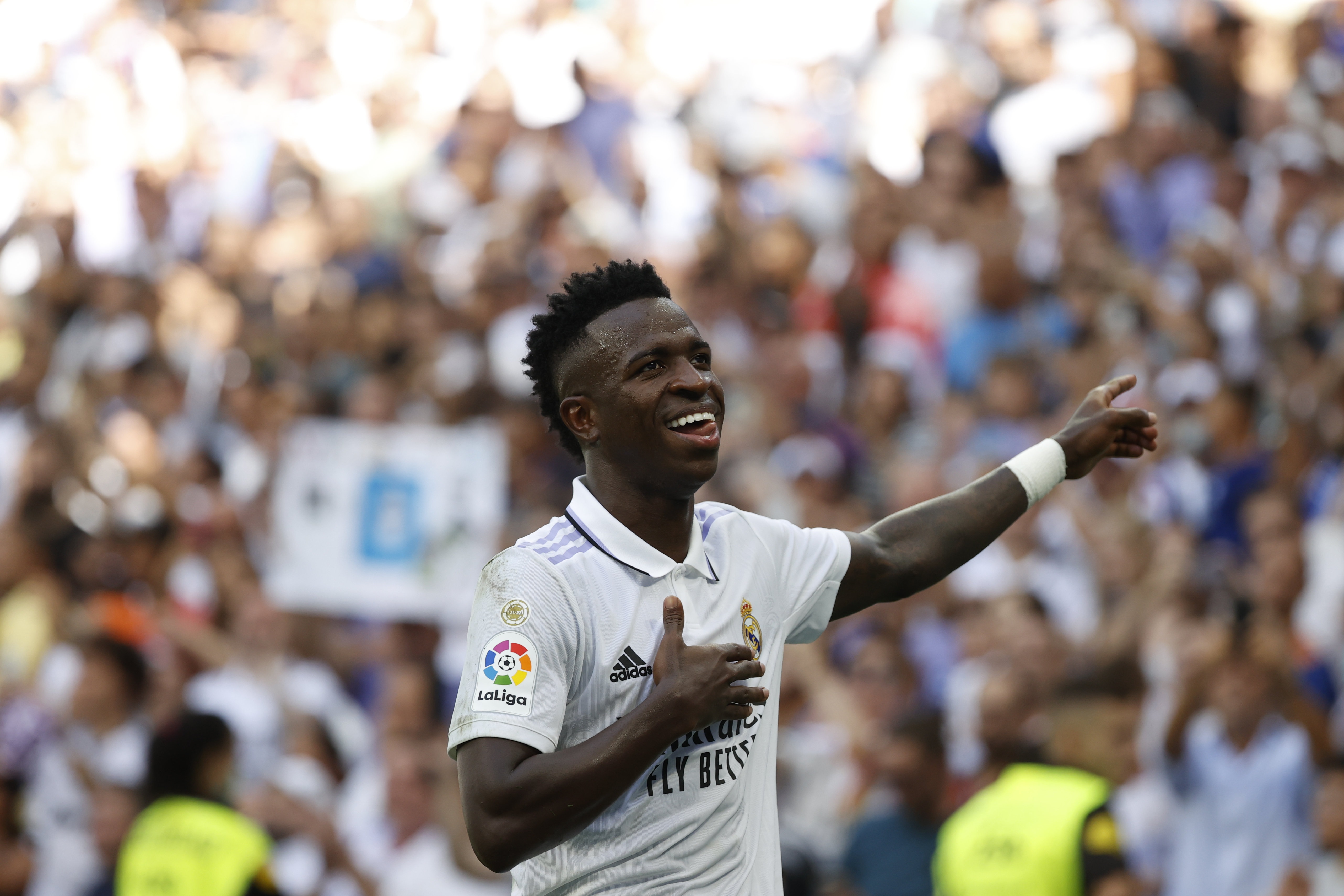 MADRID, 11/09/2022.- El delantero brasileño del Real Madrid, Vinicius Jr celebra su tanto ante el RCD Mallorca durante el partido correspondiente a la jornada 5 de LaLiga disputado ante el RCD Mallorca, este domingo en el estadio Santiago Bernabéu. EFE/ Juanjo Martín