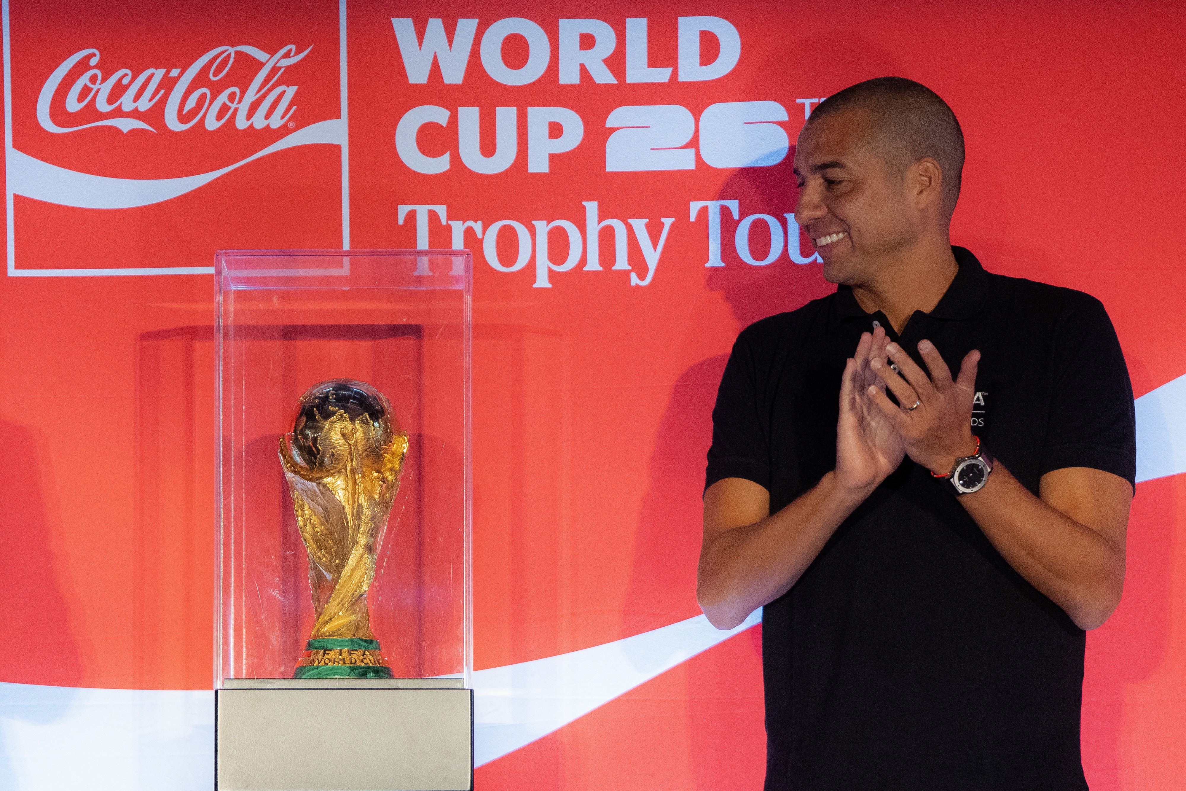 David Trezeguet, campeón del mundo con Francia en 1998, junto al trofeo de la Copa Mundial de la FIFA durante el tour en Bogotá, Colombia, este 15 de febrero de 2026.