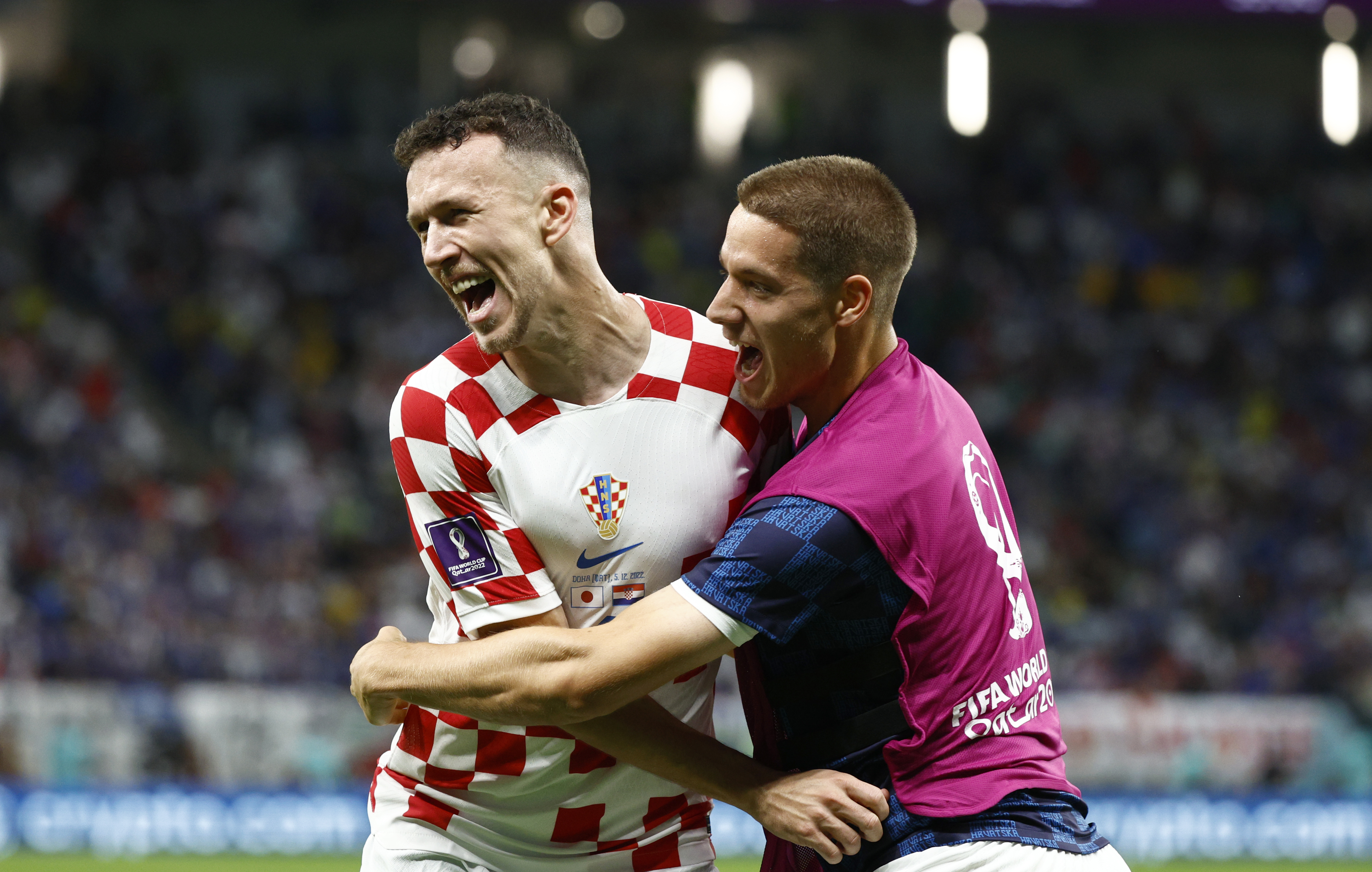 . AL WAKRAH (CATAR), 05/12/2022.- Ivan Perisic (i) de Croacia celebra un gol hoy, en un partido de los octavos de final del Mundial de Fútbol Qatar 2022 entre Japón y Croacia en el estadio Al Janoub en Al Wakrah (Catar). EFE/Rodrigo Jimenez