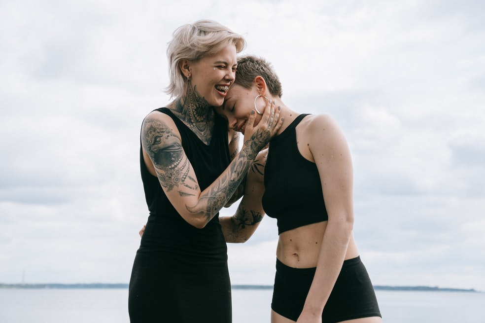 Piscis:
Las personas nacidas bajo este signo zodiacal son soñadoras por naturaleza y empáticas con todos a su alrededor. Por estas dos razones les encanta entregar detalles llenos de ternura que sorprendan a sus seres amados.
Sin embargo, no saben hasta qué punto es suficiente y su pasión puede llegar a desbordarse. Constantemente demuestran su inagotable amor y se convierten en personas cursis y empalagosas que no pueden parar de seducir a sus parejas o conquistas.