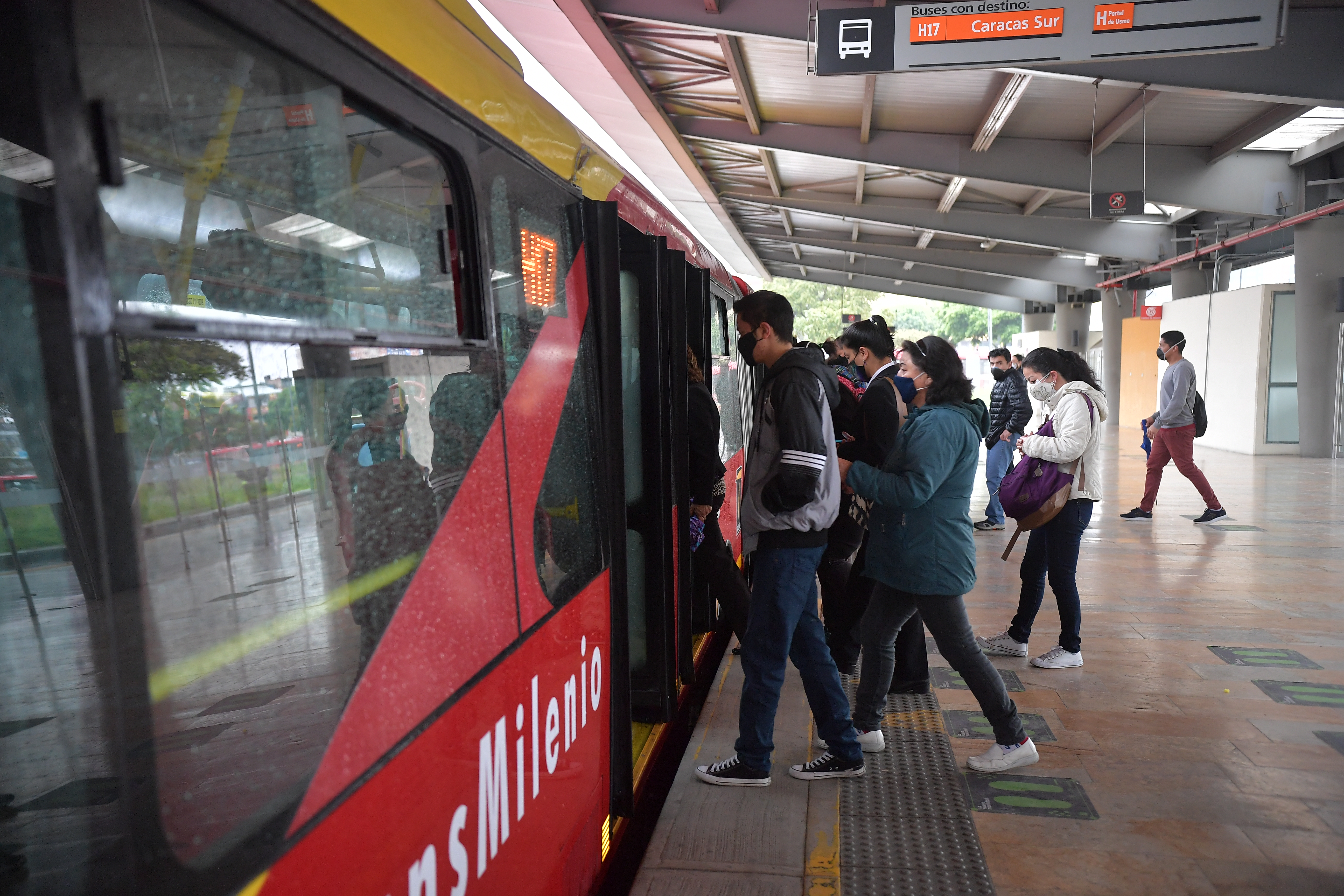Capturan a cuatro personas que robaban en Transmilenio