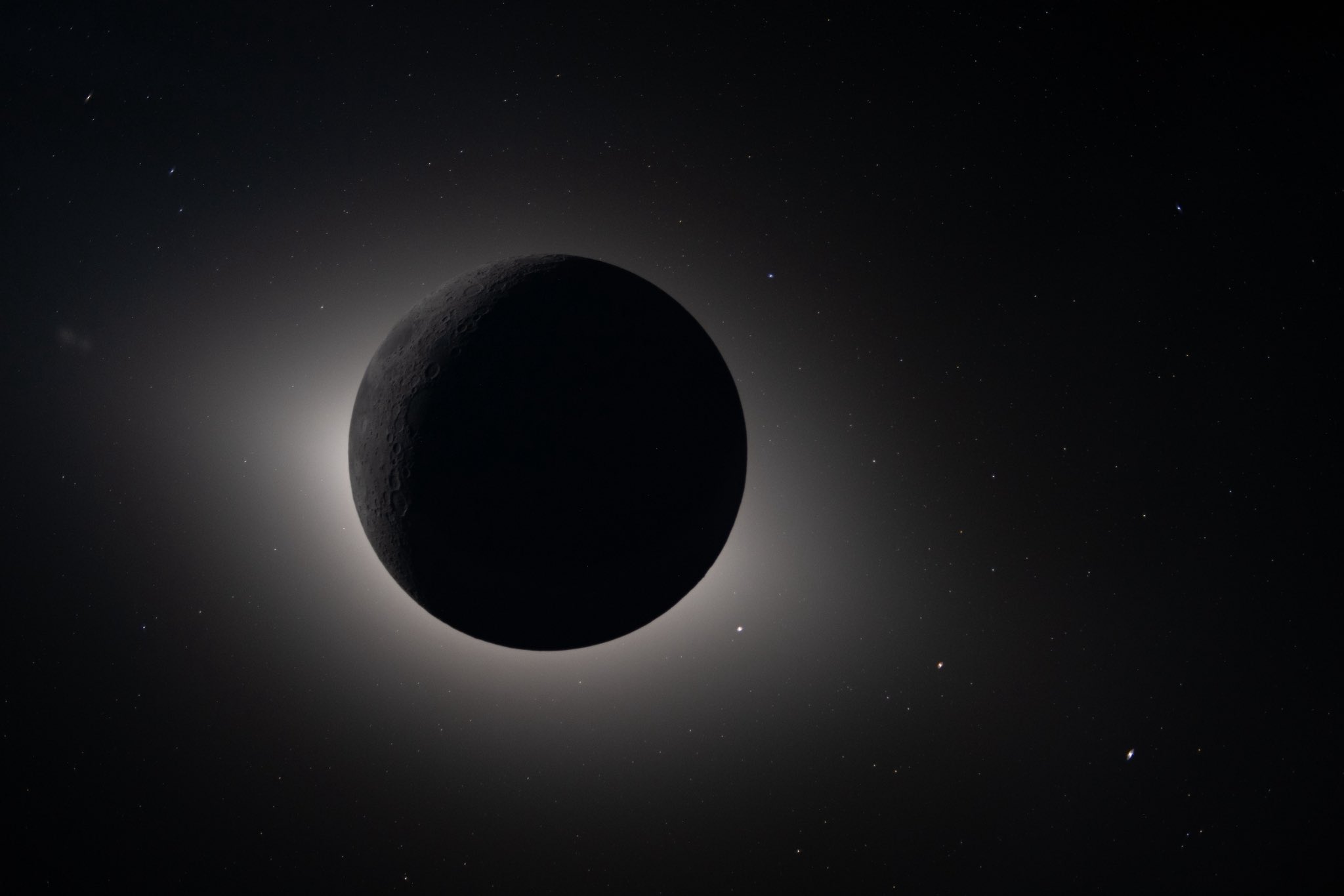 Imagen del eclipse total observado el lunes por los astronautas desde la órbita lunar, el cual duró 57 minutos.