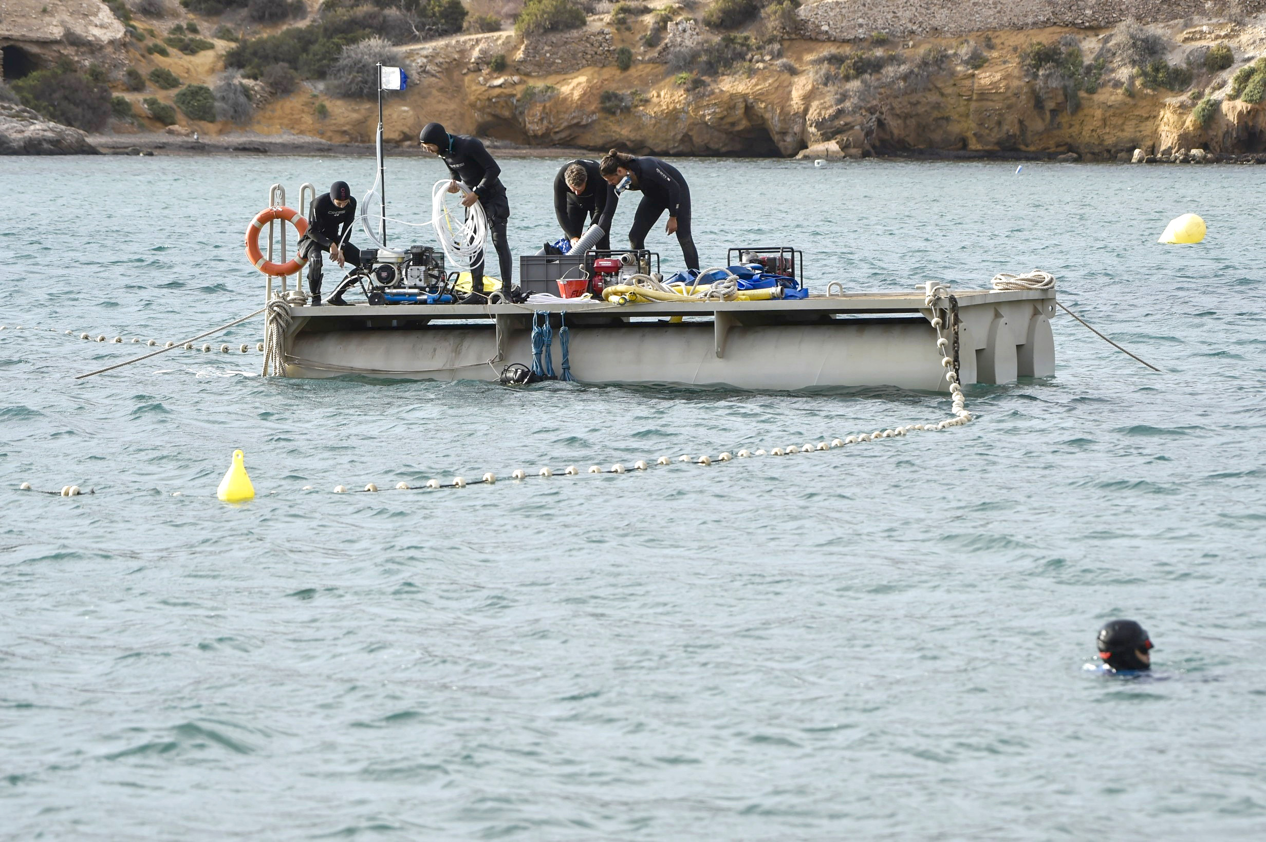 MURCIA, 13/09/2024.Varios buceadores han comenzado este viernes los trabajos de extracción del barco fenicio que desde hace unos 2.600 años yace en el fondo del mar en la costa de Mazarrón (Murcia) a través de una compleja intervención técnica que se prolongará durante unos dos meses y en la que van a participar una quincena de especialistas en arqueología subacuática. EFE/Marcial Guillén