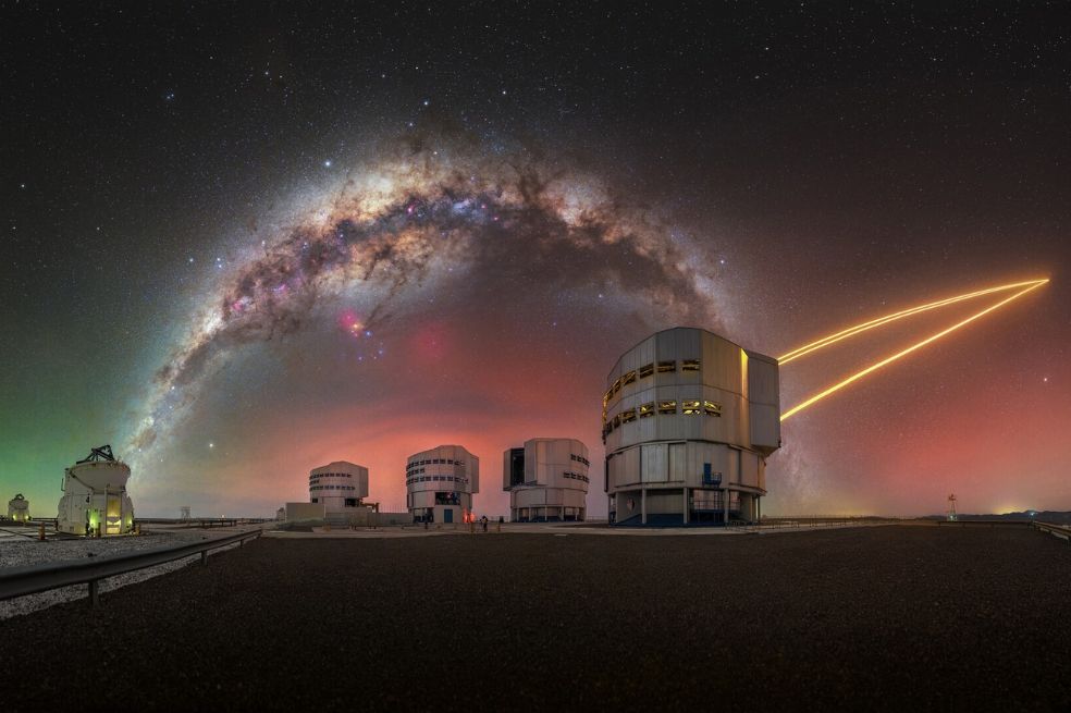Esta escena fue capturada en el Very Large Telescope (VLT) en Cerro Paranal, en el desierto de Atacama de Chile. Fue tomada por Julien Looten.