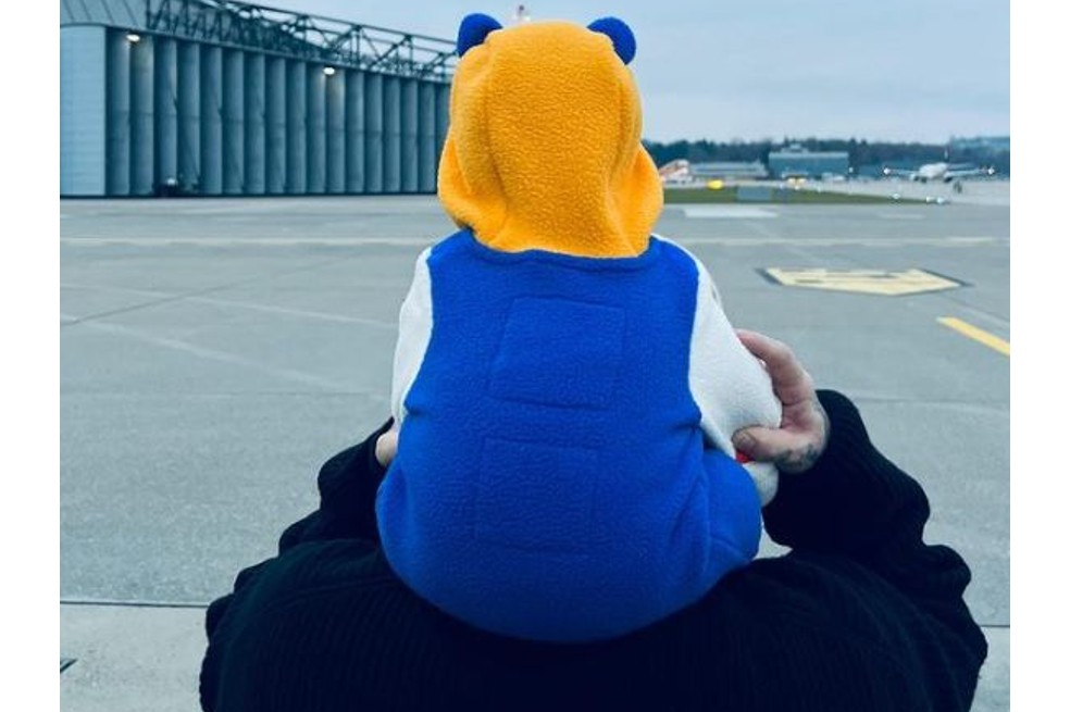 Por estos días, J Balvin se encuentra de vacaciones disfrutando de la playa en un paradisíaco lugar junto a su familia. Esta fotografía con su pequeño Río en los hombros a punto de abordar el avión ‘derritió’ de amor a sus fanáticos pues el cantante describió a su primogénito como su mejor amigo. “Por el mundo con mi mejor amigo Río”.