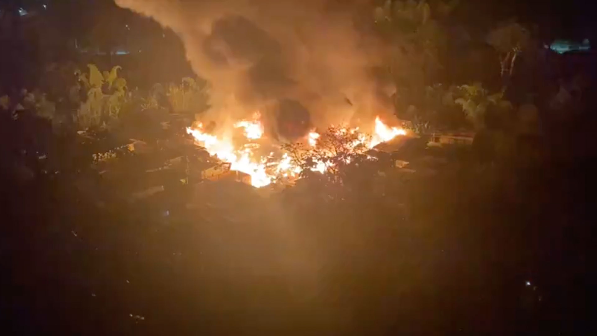 Organismos de socorro atienden un incendio en el barrio Futuro Bajo de Cuba