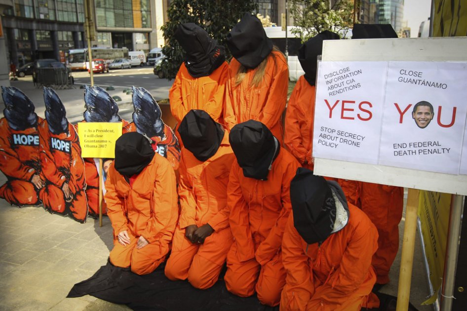 Activistas de Amnistía Internacional vestidos como los presos de Guantánamo protestan contra la visita europea del presidente estadounidense, Barack Obama