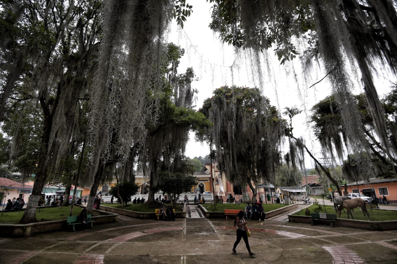 Parque principal de Caldono. Lugar de encuentro para indígenas y campesinos locales.