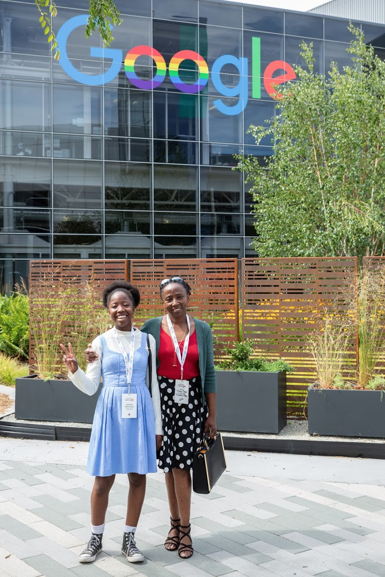 Arantza y su madre visitando las oficinas de Google en California, EE.UU.