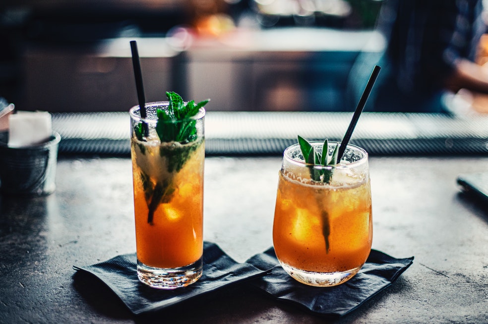 Sigue estas recetas para hacer cocteles con vodka y disfruta en casa o de vacaciones.