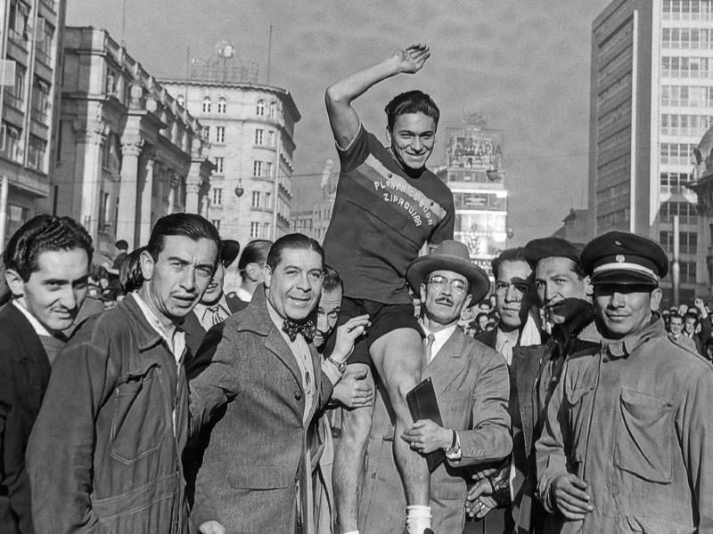 Efraín Forero, levantado en brazos por el público  en el centro de Bogotá, tras su campeonato. /Archivo El Espectador
