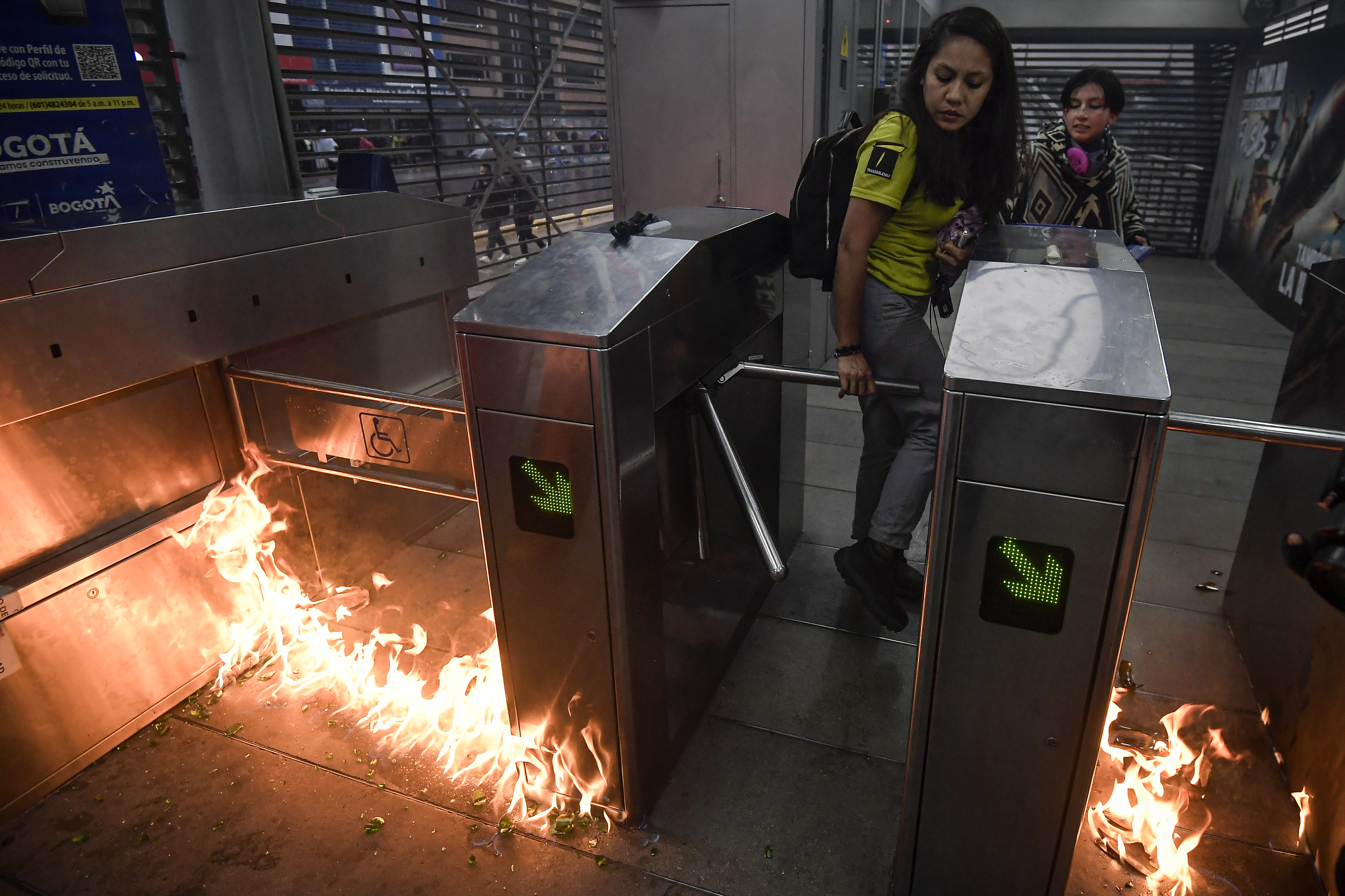 Manifestación Universidad Nacional, Incendio Estación de Transmilenio