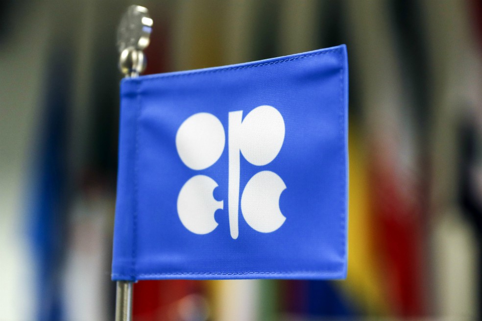 OPEP+ acuerda leve aumento de producción de petróleo