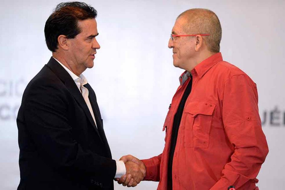Procesos con Farc y Eln son distintos, pero el fin del conflicto es uno solo: Santos