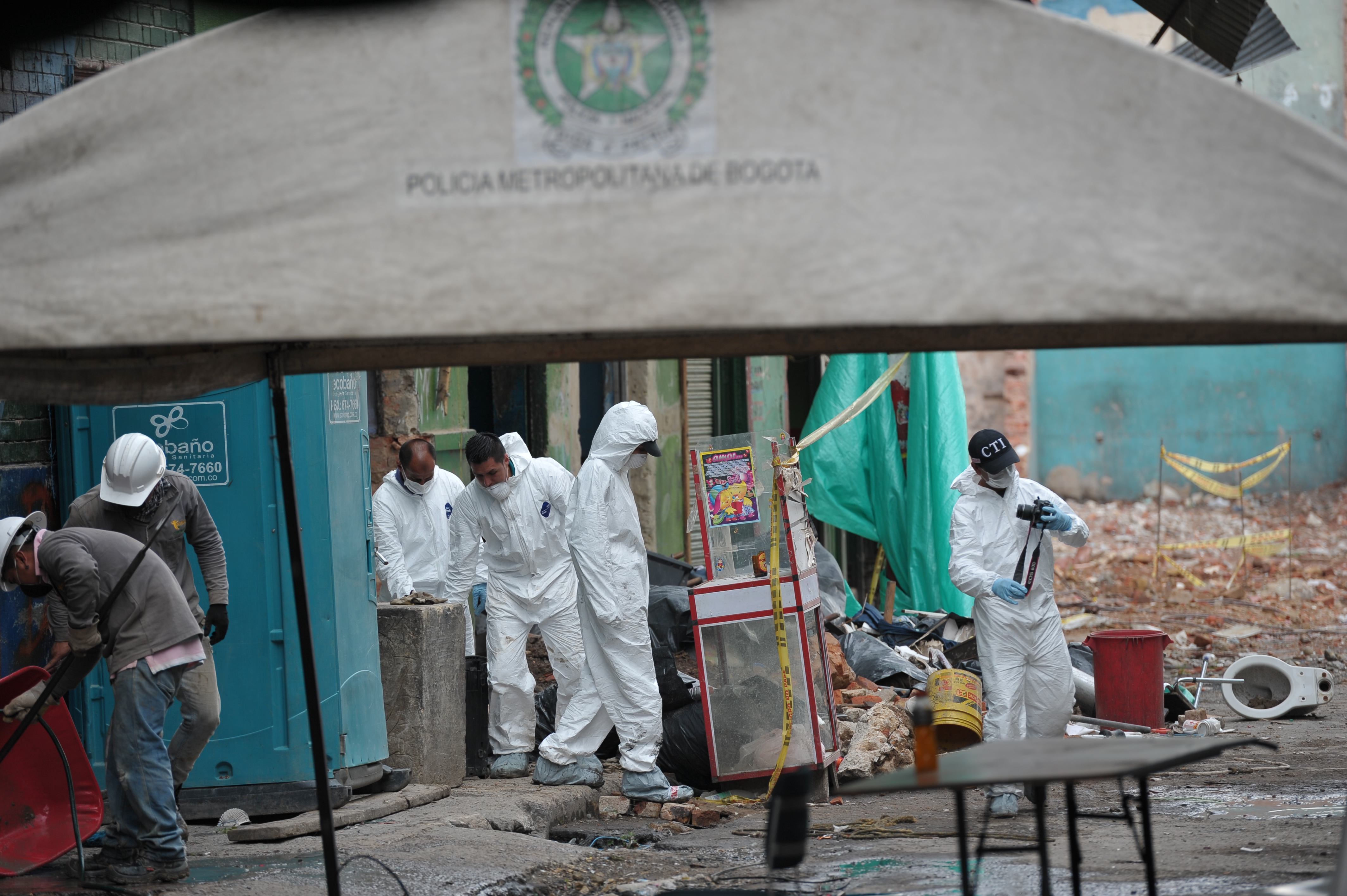 Hallan otro cadáver en Bogotá: estaba en un cambuche, con heridas de arma de fuego