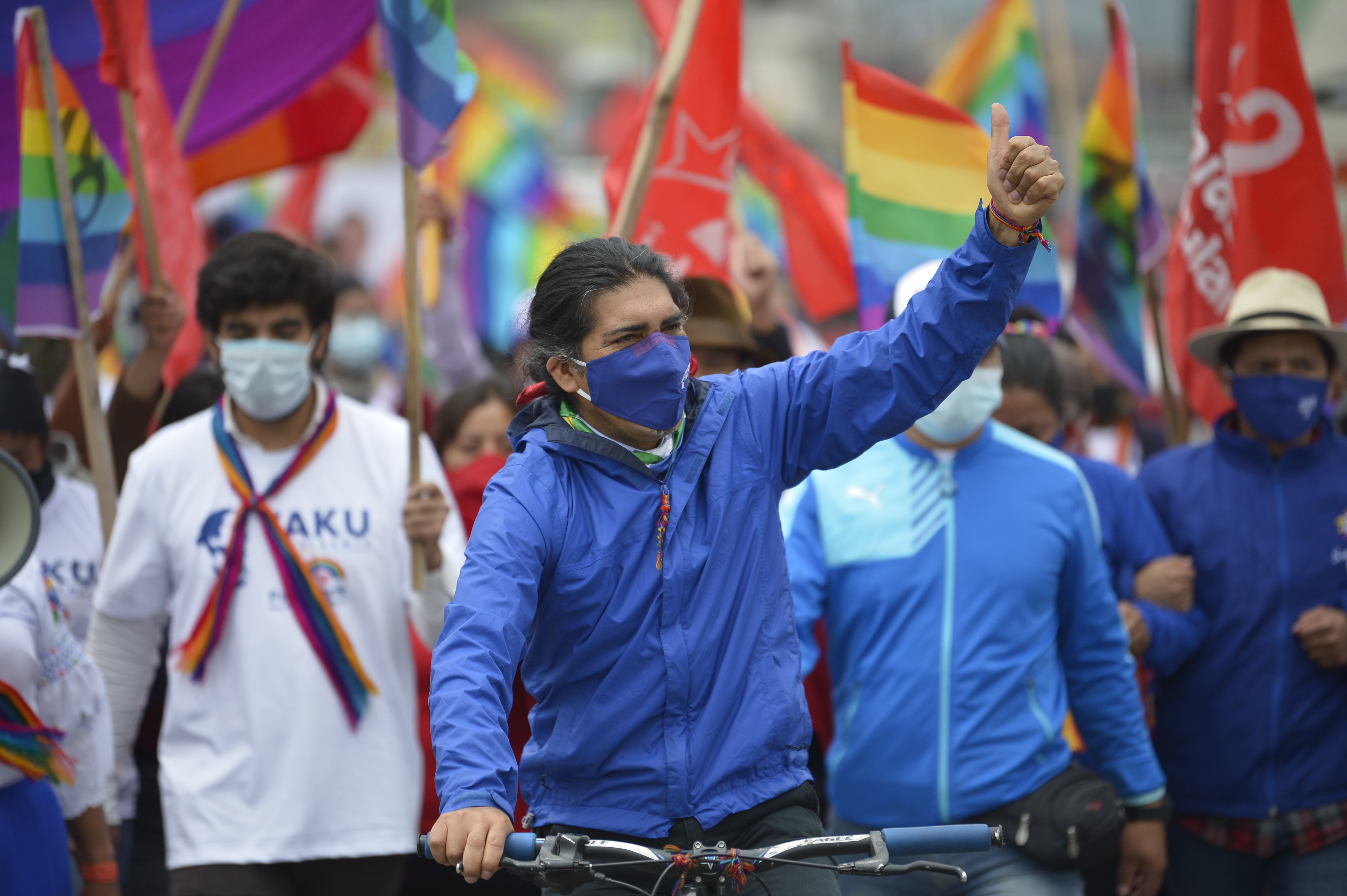 Una virgen giratoria, oro de celulares y otras propuestas absurdas en las elecciones de Ecuador