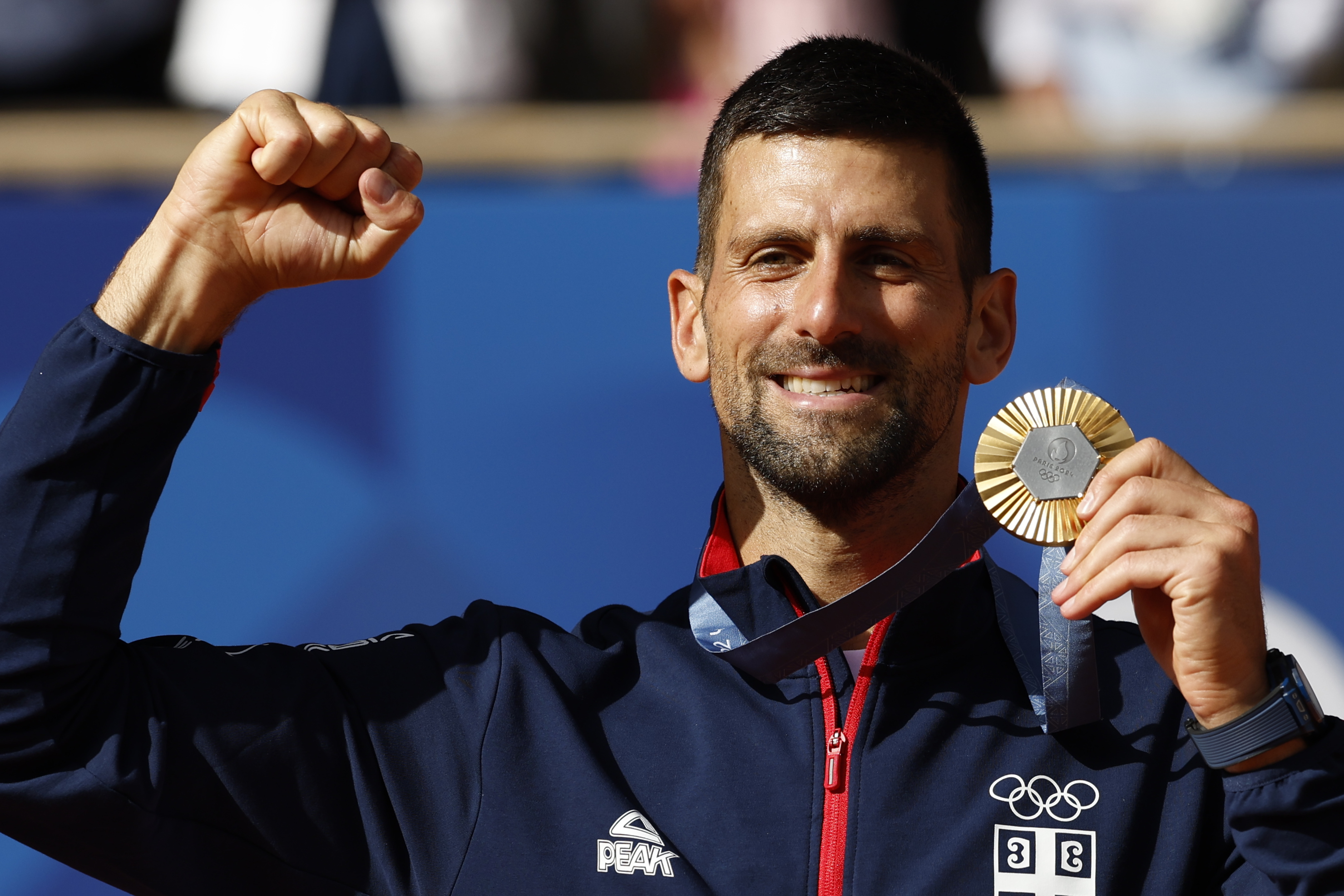PARIS, 04/08/2024.- El tenista serbio Novak Djokovic posa con la medalla de oro en el podio tras la final individual masculina de tenis de los Juegos Olímpicos de París 2024 este domingo, en la capital gala. EFE/Juanjo Martín