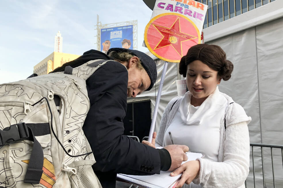 Fanática de Carrie Fisher recolecta firmas para que la actriz esté en el Paseo de la Fama