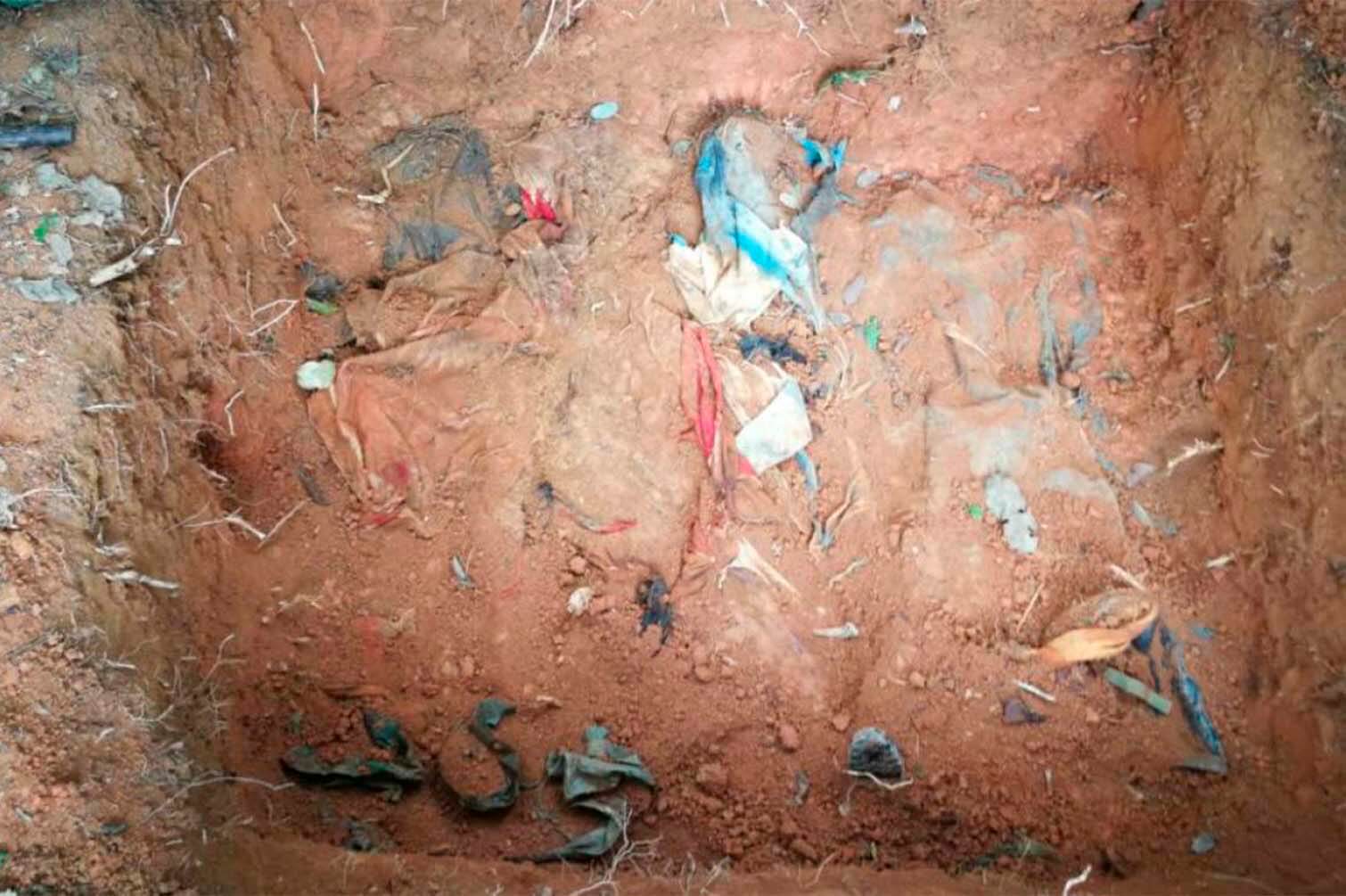 Soldados hallan fosa común con tres cadáveres en San Pablo, Bolívar