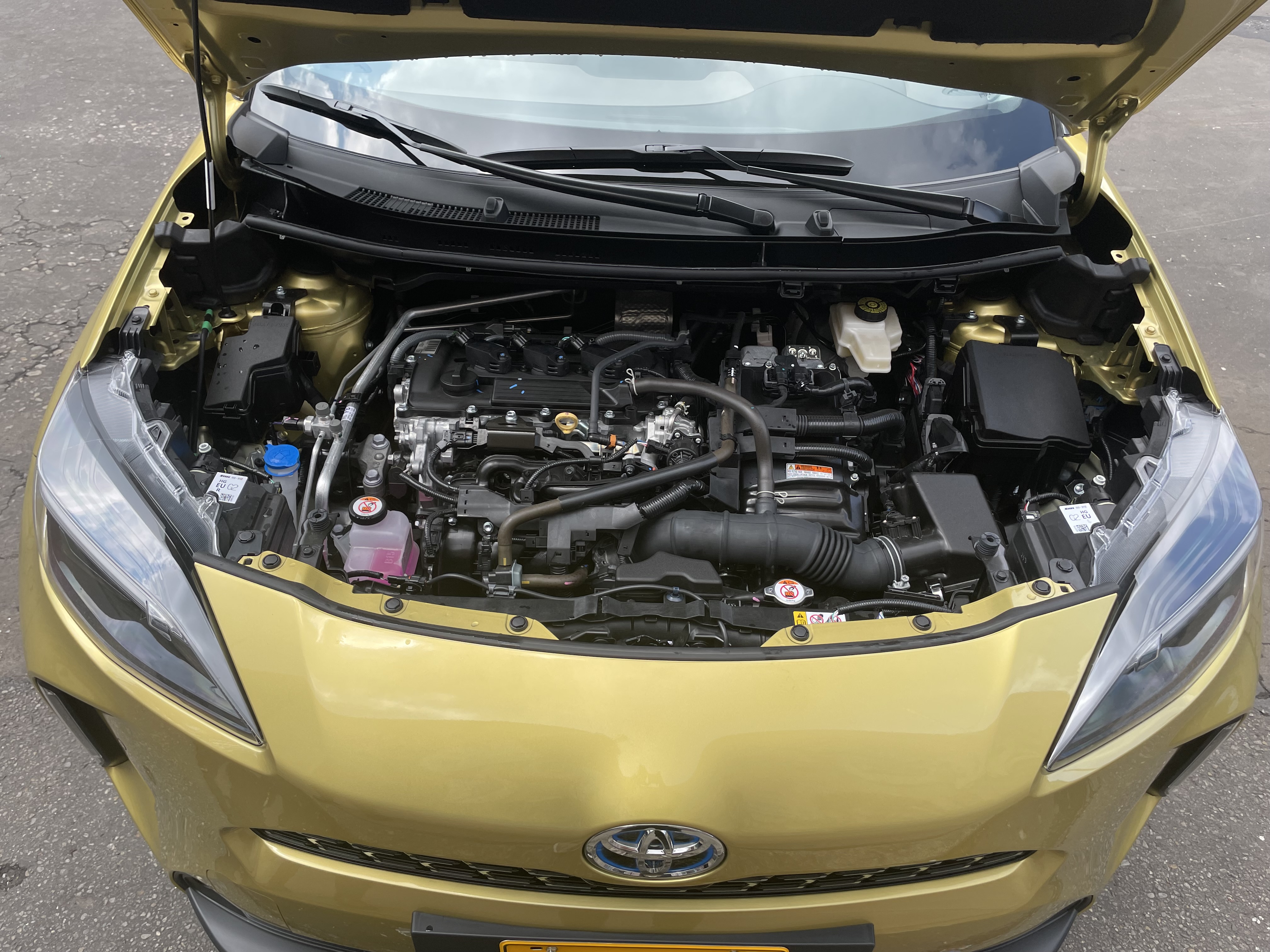 Yaris Cross cuenta con un motor a gasolina de 1.5 litros que produce 90  hp y 120 Nm. Está unido a un sistema eléctrico (transmisión E-CVT) que en total producen una potencia combinada de 114 HP y un torque máximo de 141 Nm.