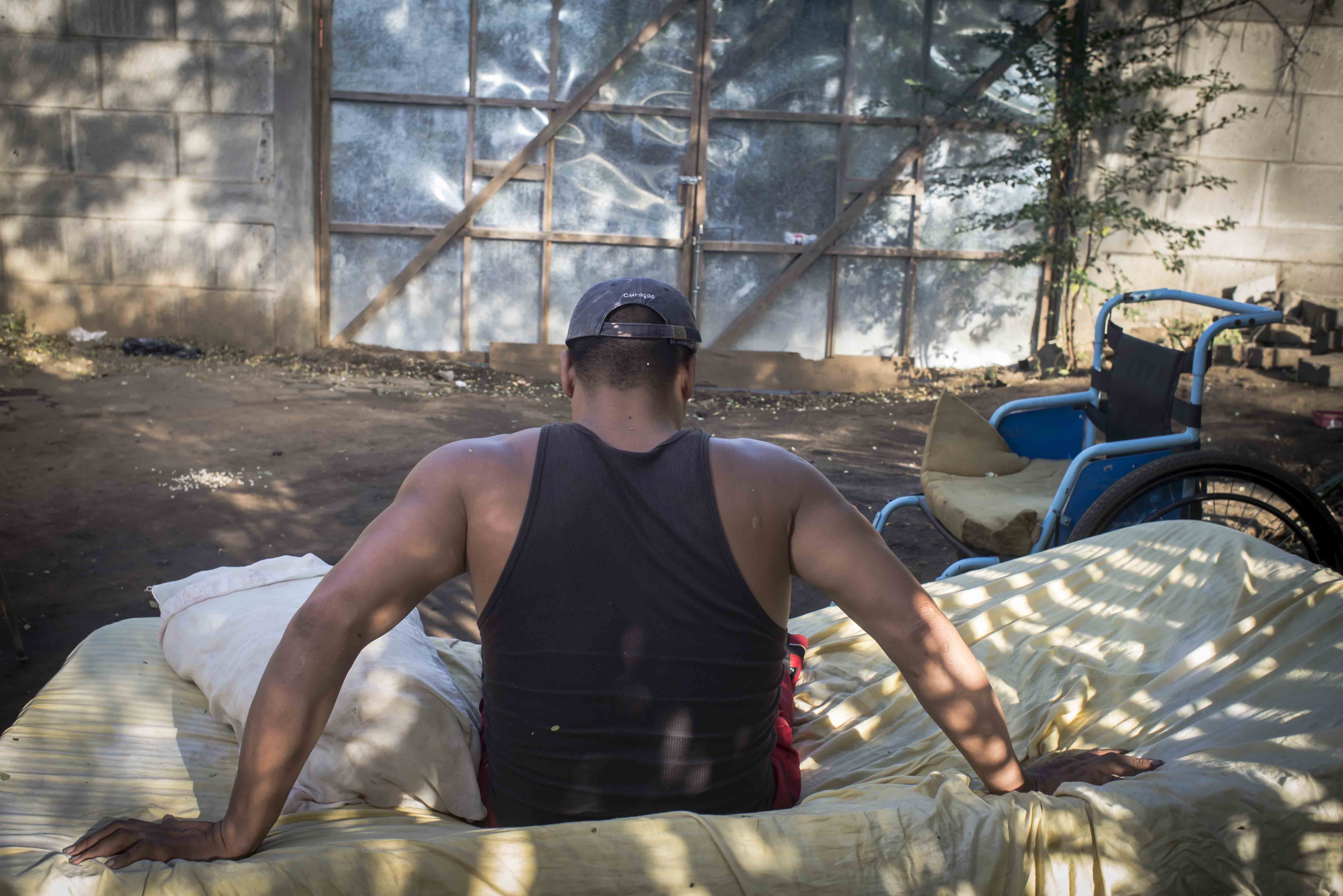 Holver Zelaya tuvo que irse a vivir lejos de su comunidad porque paramilitares lo estuvieron buscando después de que se dieron cuenta que había sobrevivido. Foto: Óscar Navarrete