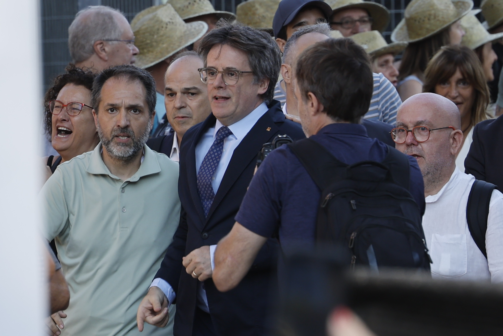 FOTODELDÍA BARCELONA, 08/08/2024.- Llegada del líder de Junts Carles Puigdemont a las inmediaciones del Palau de la Generalitat de Catalunya, donde se celebra el pleno del debate de investidura del socialista Salvador Illa como nuevo presidente de la Generalitat, con el apoyo de PSC, ERC y Comuns.-EFE/ Alberto Estevez