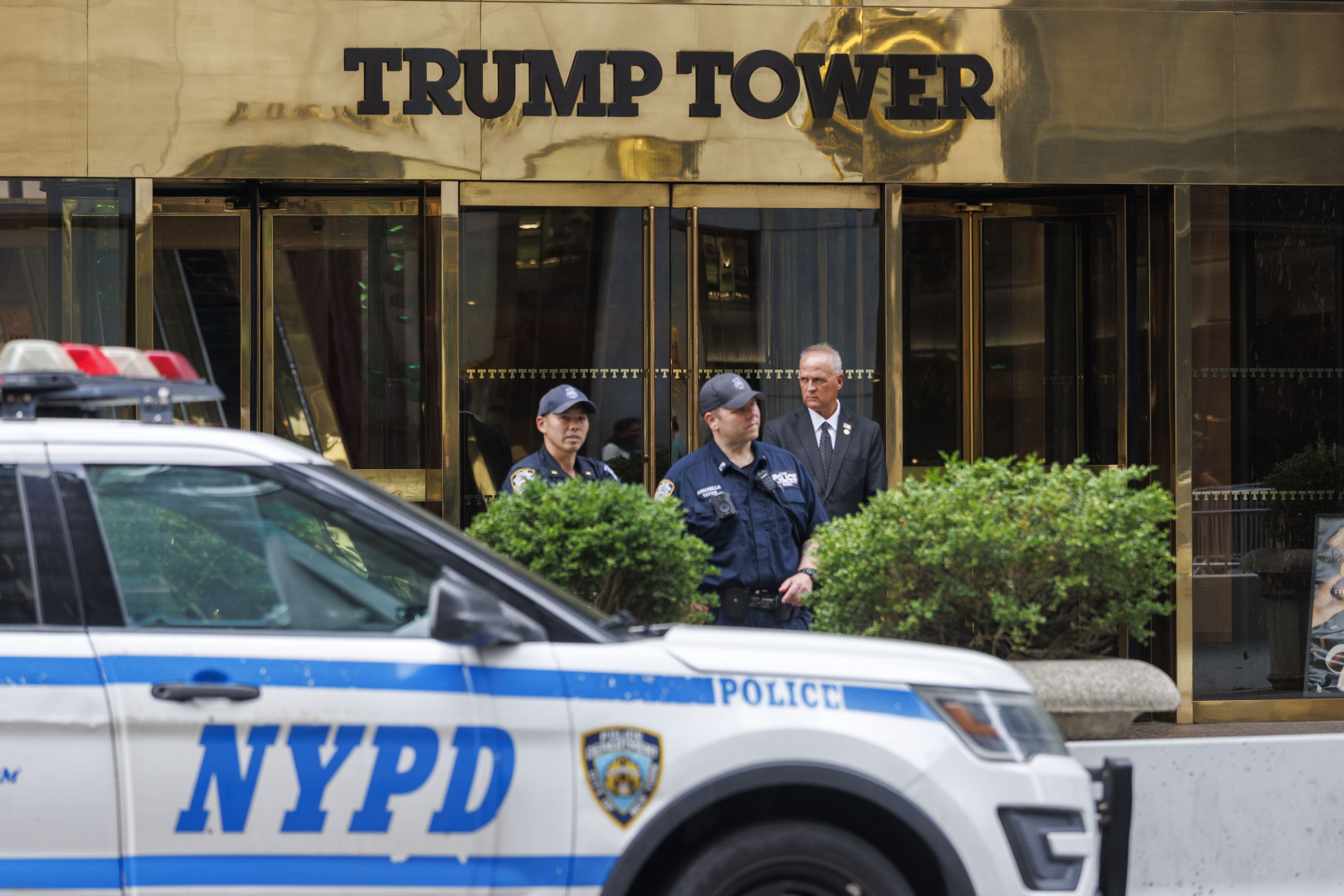 New York (United States), 15/07/2024.- La seguridad se intensifica en la Torre Trump, en Nueva York, con más policías, barricadas y tráfico peatonal bloqueado después del intento de asesinato del ex presidente estadounidense Donald Trump, que resultó herido por una bala en un intento de asesinato el 13 de julio durante un mitin de campaña en Butler, Pensilvania. EFE/SARAH YENESEL