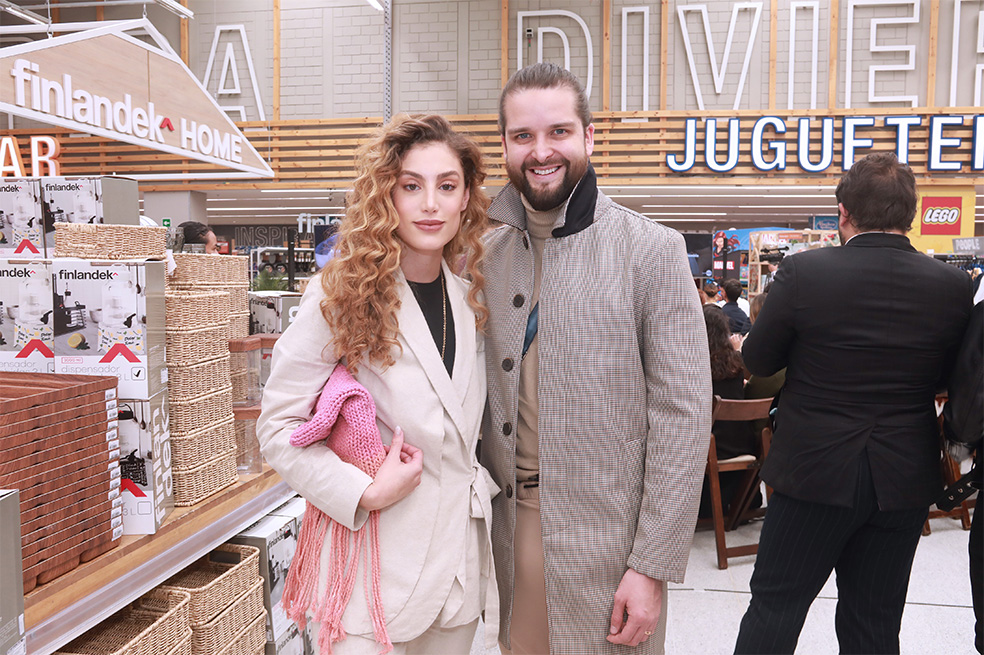 Josefina
Juan Pablo Socarras diseñador de modas, incursiona en el diseño industrial y lanza su colección Josefina de vajillas y sobre camas junto con Almacenes el EXITO