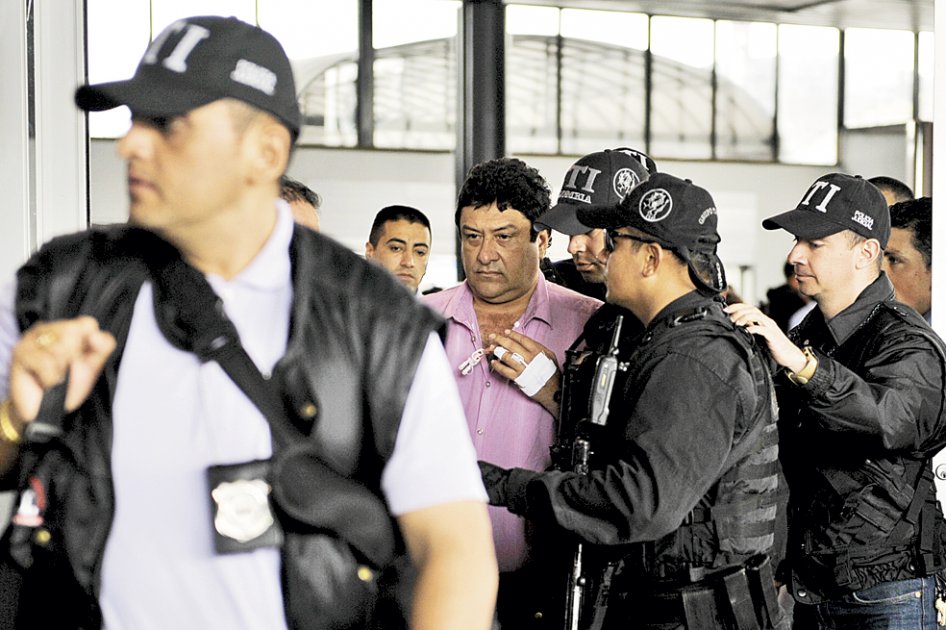 El investigado gobernador de La Guajira, Juan Francisco Gómez Cerchar, a su llegada al Puente Aéreo, en Bogotá. / Andrés Torres - El Espectador