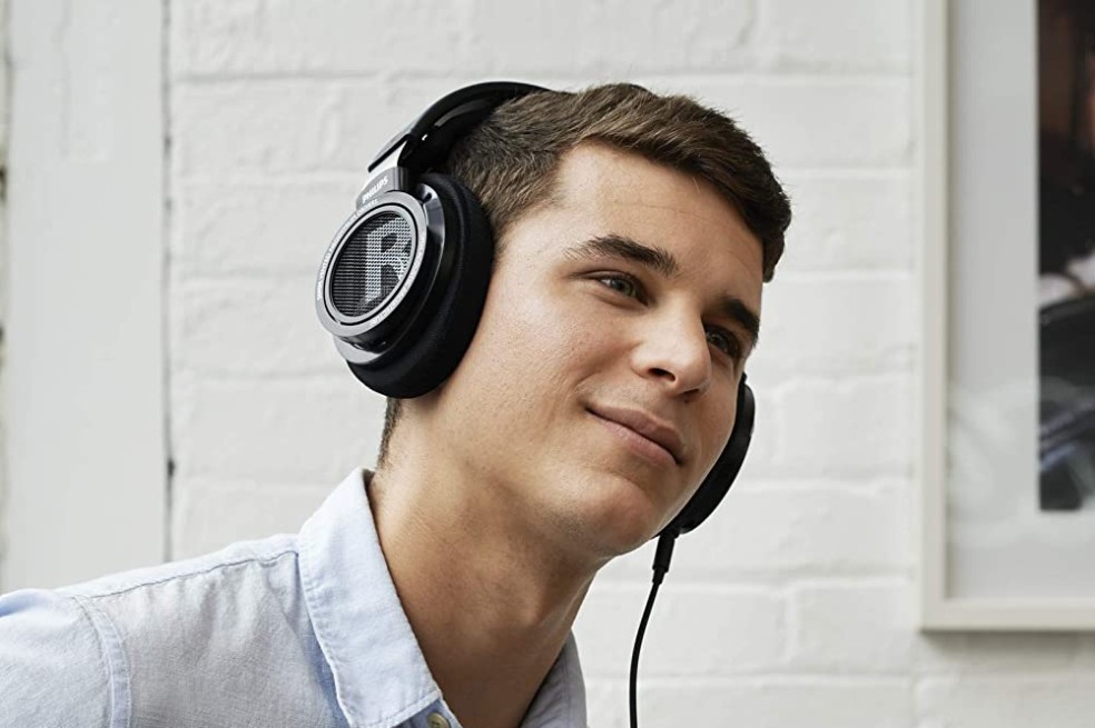 Los auriculares abiertos son más aireados y ligeros, pues permiten la salida de sonido desde la parte trasera del transductor.