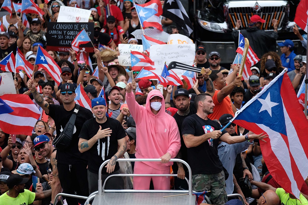 Los cantantes Wisin, Residente, Bad Bunny, y Nicky Jam, y el actor Julián Gil, participaron en la marcha "Somos más" realizada el jueves en San Juan, Puerto Rico. / EFE