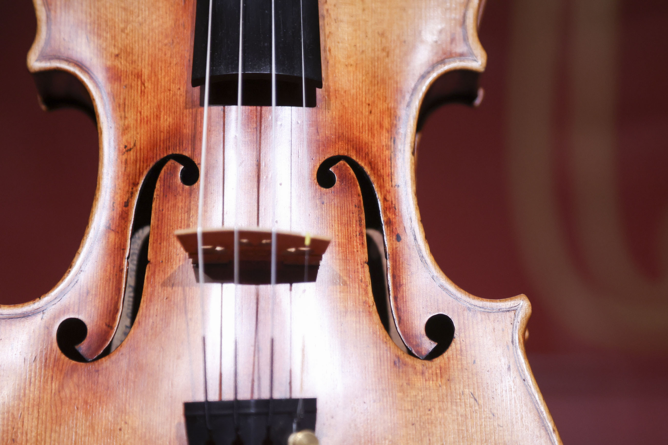 New York (United States), 04/02/2025.- The Joachim-Ma Stradivarius violin on display at Sotheby's auction house in New York, USA, 04 February 2025, before being auctioned live on 07 February, with an estimated value ranging from 12 to 18 million US dollars. (Nueva York) EFE/EPA/SARAH YENESEL
