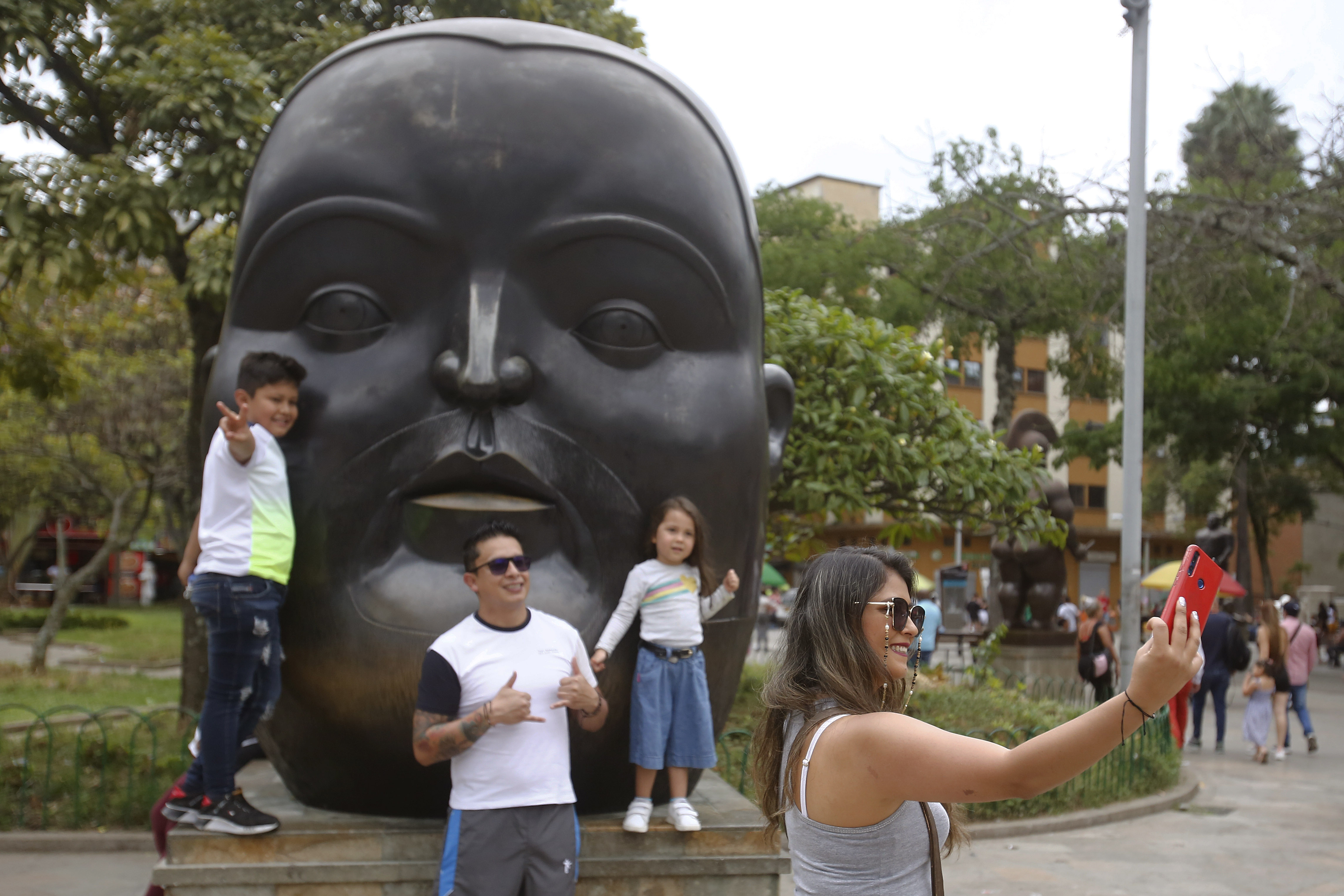 Desde 1983 sus obras han alcanzado varios destinos del mundo, que lo posicionan como uno de los artistas más relevantes de la historia del arte colombiano. Sus pinturas han llegado a China, Rusia, Japón, Emiratos Árabes Unidos, Italia, Argentina, Venezuela, Portugal, Francia, entre otros países.