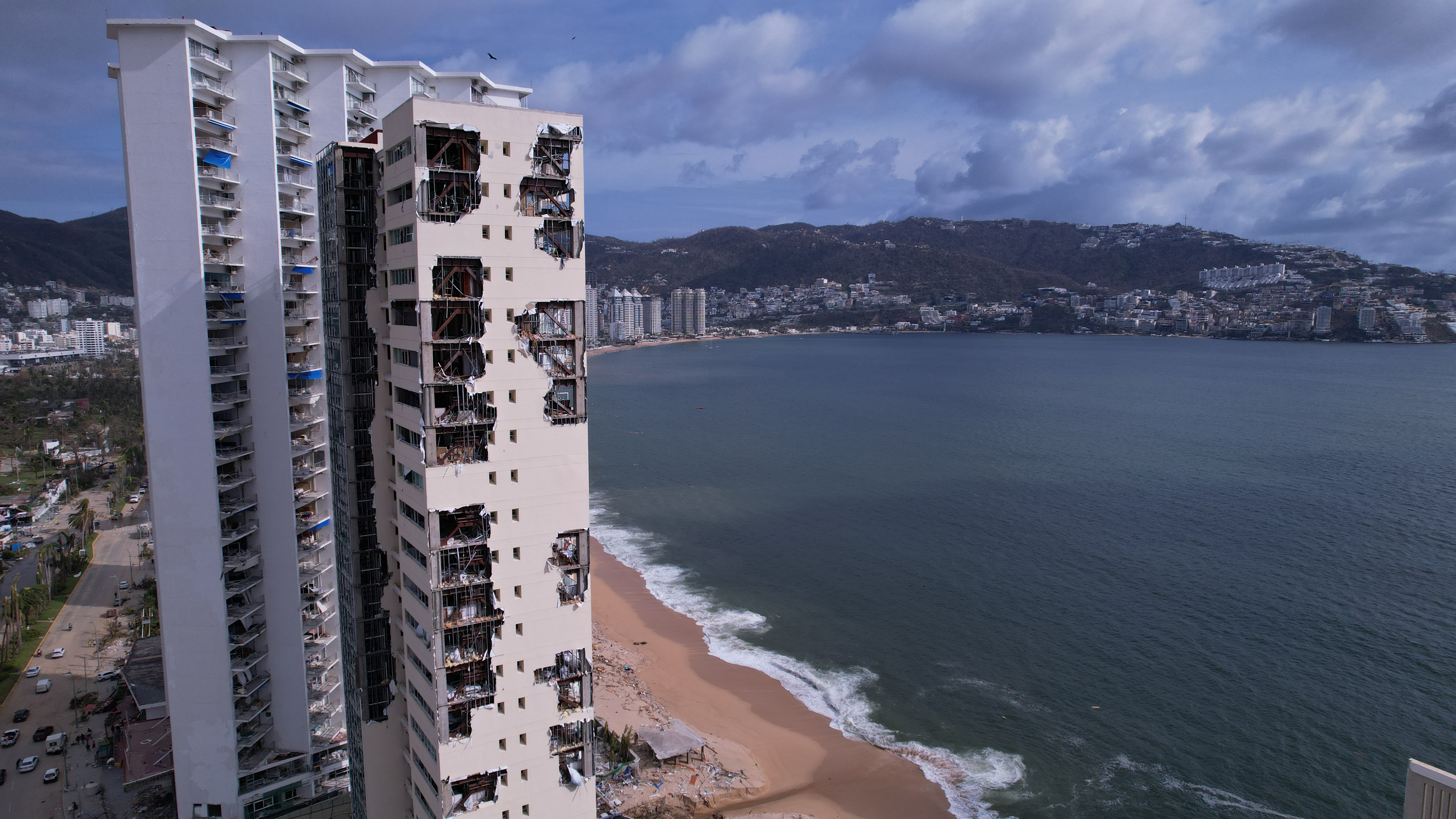 MEX96l6. ACAPULCO (MÉXICO), 27/10/2023.- Fotografía aérea tomada hoy que muestra los daños causados por el paso del huracán Otis, en la zona hotelera de Acapulco, estado de Guerrero (México). El primer reporte de víctimas tras el paso del huracán Otis por la costa sur del estado de Guerrero da cuenta de 27 personas fallecidas y 4 desaparecidas. Por otra parte, ante la escasez que se presenta en el estado de Guerrero, el Gobierno federal informó que se han distribuido 7.500 despensas y 7.000 litros de agua, y este viernes se realizará el traslado de 40 toneladas de abastecimiento para ayudar a la población. EFE/ David Guzmán
