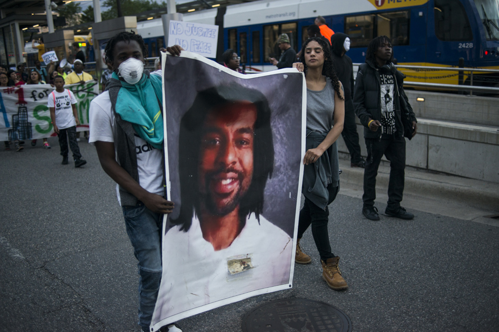 Inconformidad en EE.UU por absolución de policía que mató a conductor afroamericano