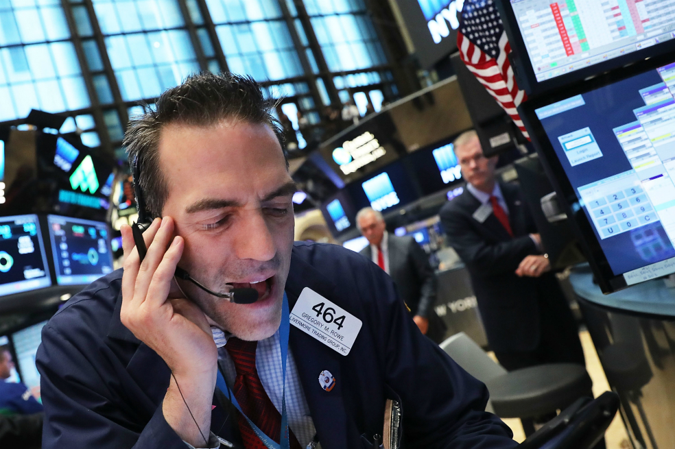 Acciones EE.UU. caen arrastradas por tecnológicas como Apple