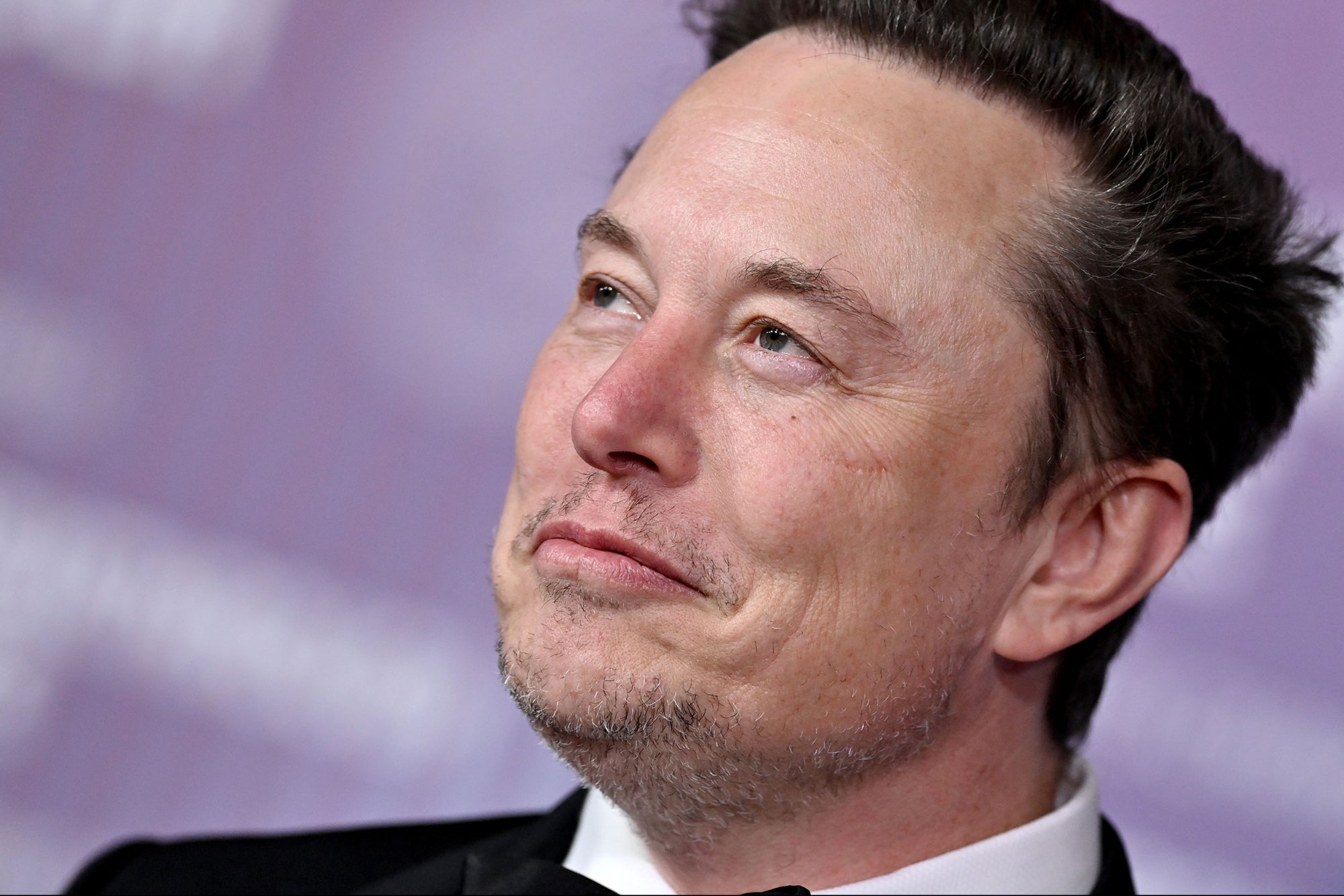 El billonario sudafricano, Elon Musk, es propietario de compañías como SpaceX, Tesla, X Y Neuralink.