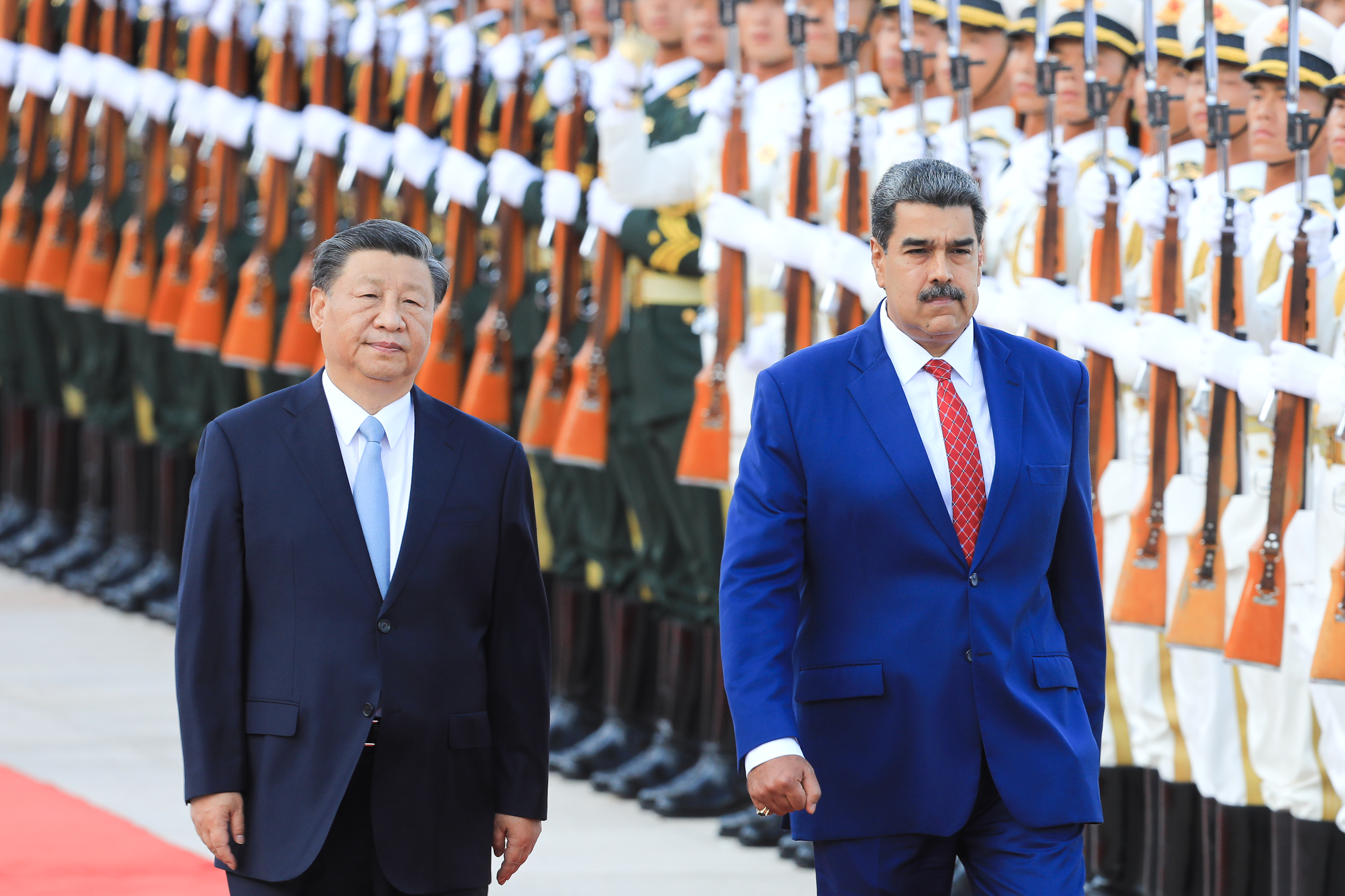 AME9273. BEIJING (CHINA), 13/09/2023.- Fotografía cedida por Prensa Miraflores que muestra al presidente venezolano, Nicolás Maduro (d), durante una reunión con el presidente de China, Xi Jinping, en Beijing (China). En una reunión en el Gran Palacio del Pueblo, Xi expresó su apoyo a los esfuerzos venezolanos por mantener "la soberanía, la dignidad nacional y la estabilidad social del país, así como por resistir la injerencia externa" y dio la bienvenida a Maduro en su quinta visita a China desde que asumió el cargo en 2013, las cuales "reflejan la amistad fraterna" entre ambos países, según el líder del país asiático. EFE/ Prensa Miraflores /SOLO USO EDITORIAL/ SOLO DISPONIBLE PARA ILUSTRAR LA NOTICIA QUE ACOMPAÑA (CRÉDITO OBLIGATORIO)