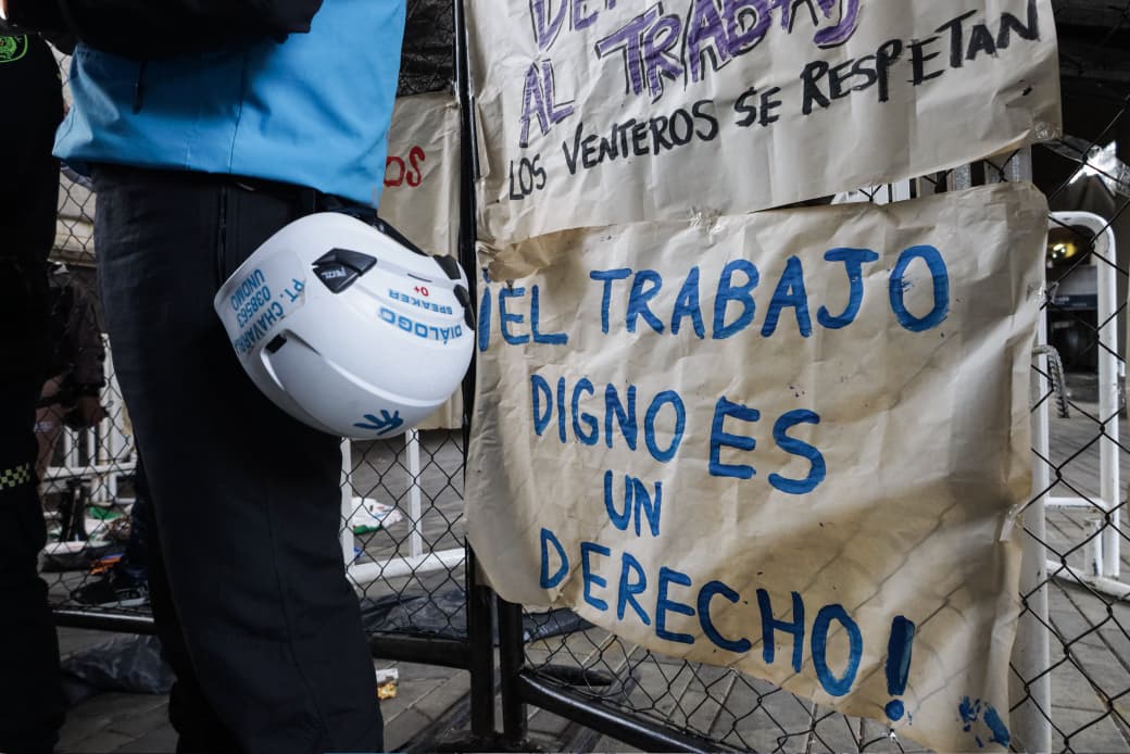 Carteles instalados en las vallas que cierran los bajos del viaducto de la estación Parque Berrío por los vendedores informales y organizaciones de derechos humanos.