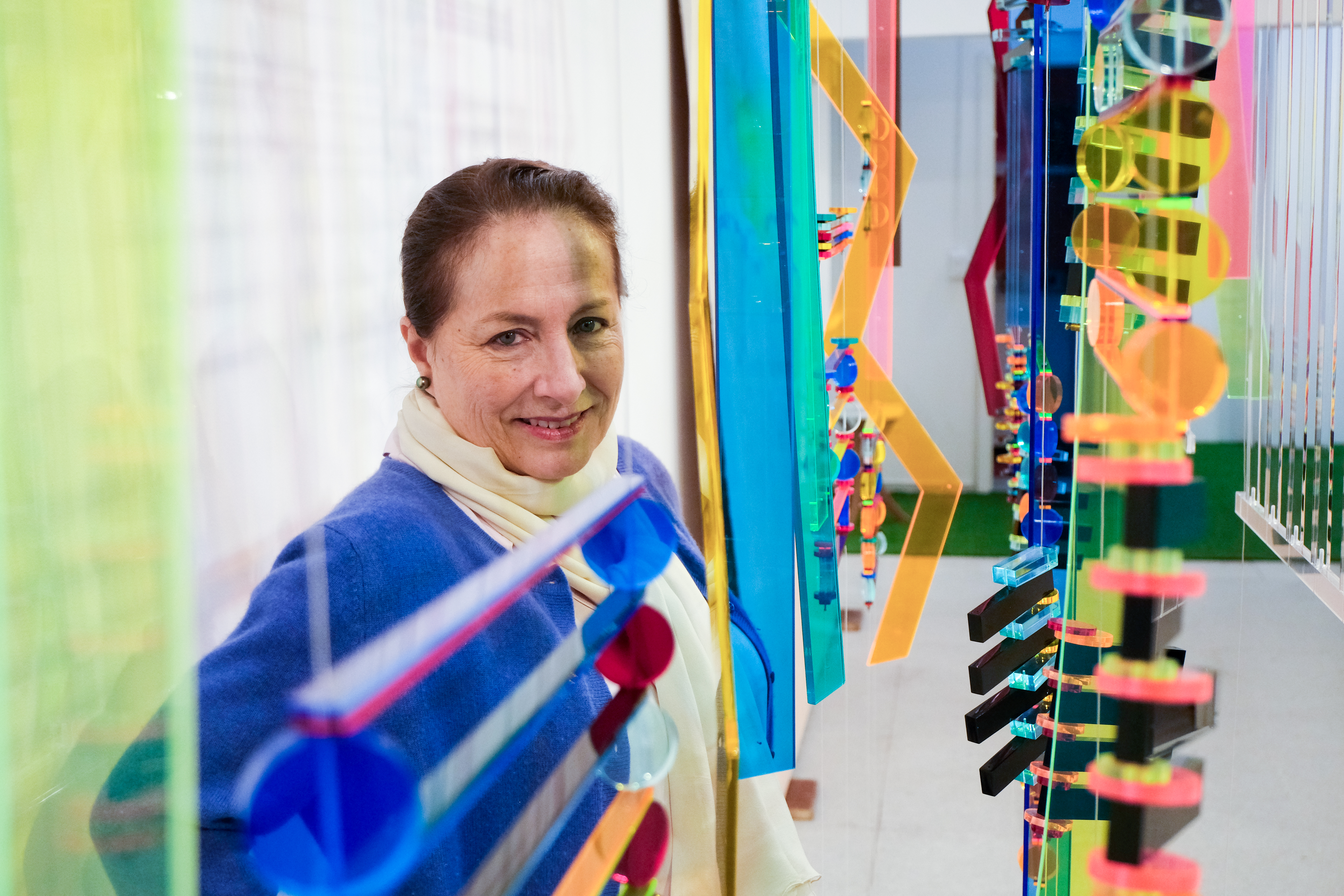 La artista Lorenza Panero presenta su exposición "Seguir de pie", que Incluye seis óleos de gran tamaño y la más reciente instalación de Panero titulada "Partitura".