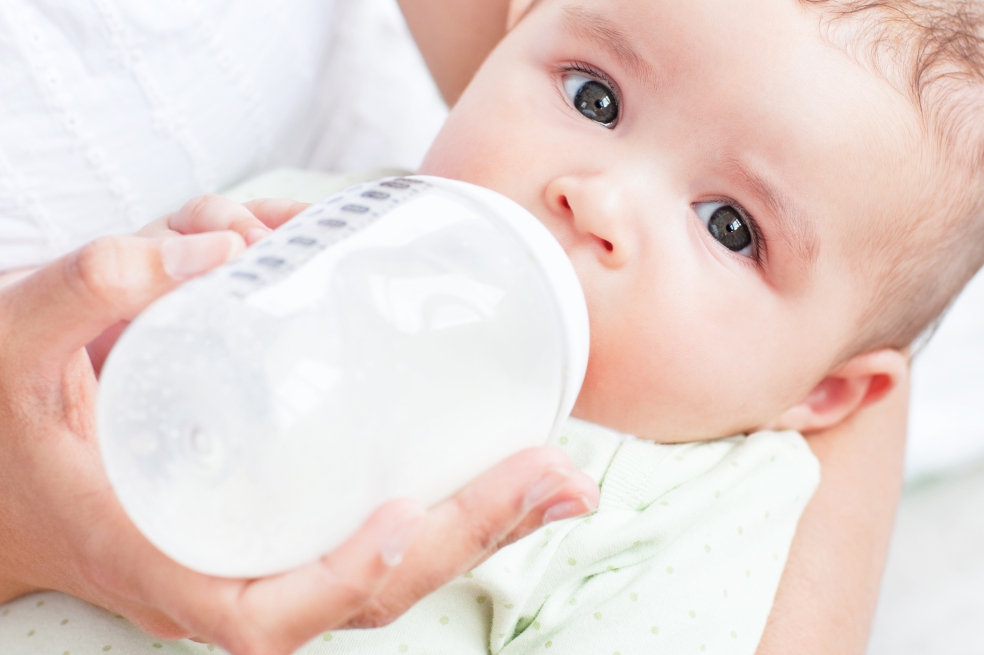 La Unión Europea ya ha rebajado el rango de proteínas que deben tener las leches infantiles que se comercializan./ istock