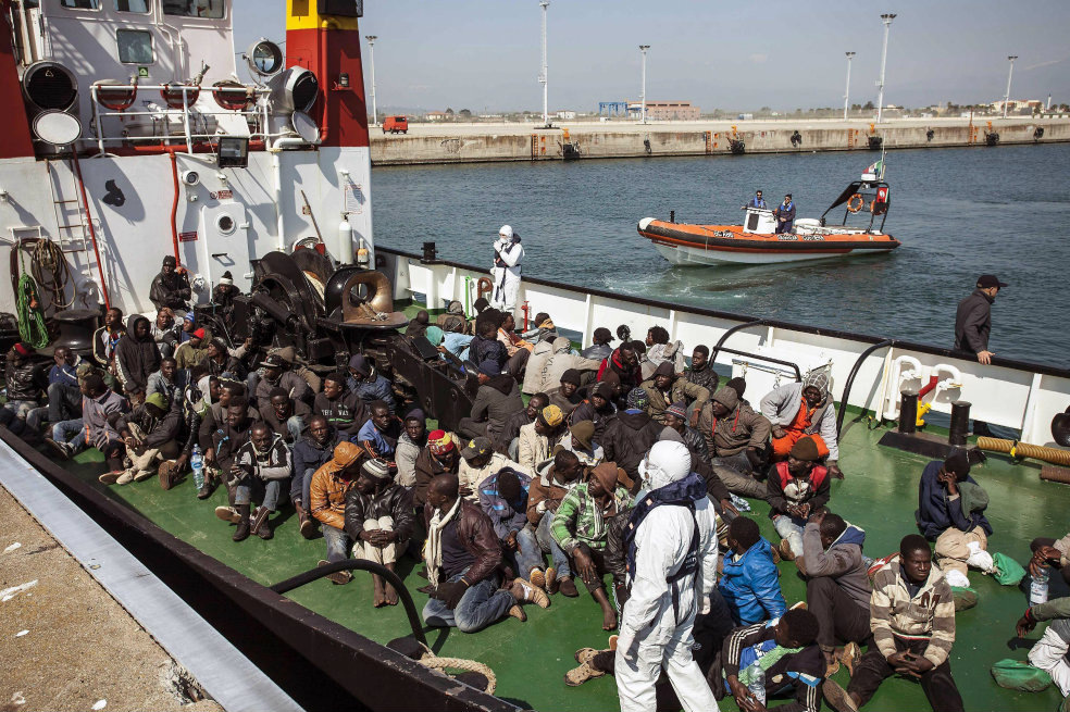 Italia estudia enviar barcos a aguas libias para detener tráfico de personas