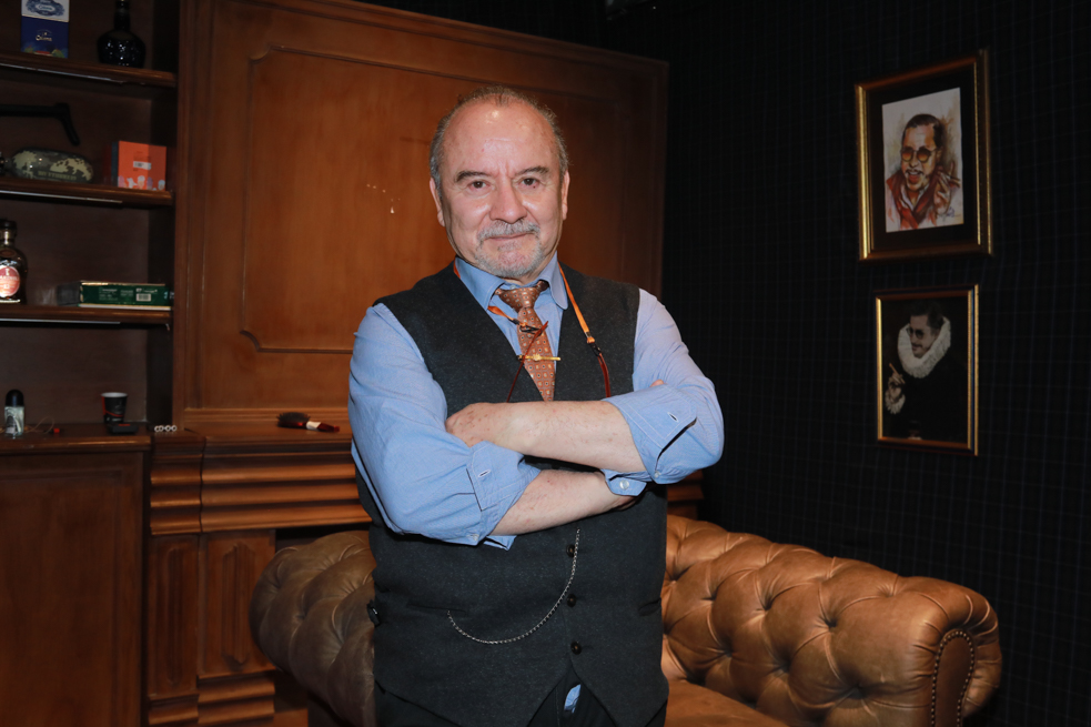 Obra de Teatro EL PUESTO CROMOS La obra dirigida por Víctor Quesada protagonizada por el veterano actor César Mora y el joven actor Edwin Maya estará en sala en el teatro Juanpis González en el teatro santafé a partir de este 18 de septiembre en función.