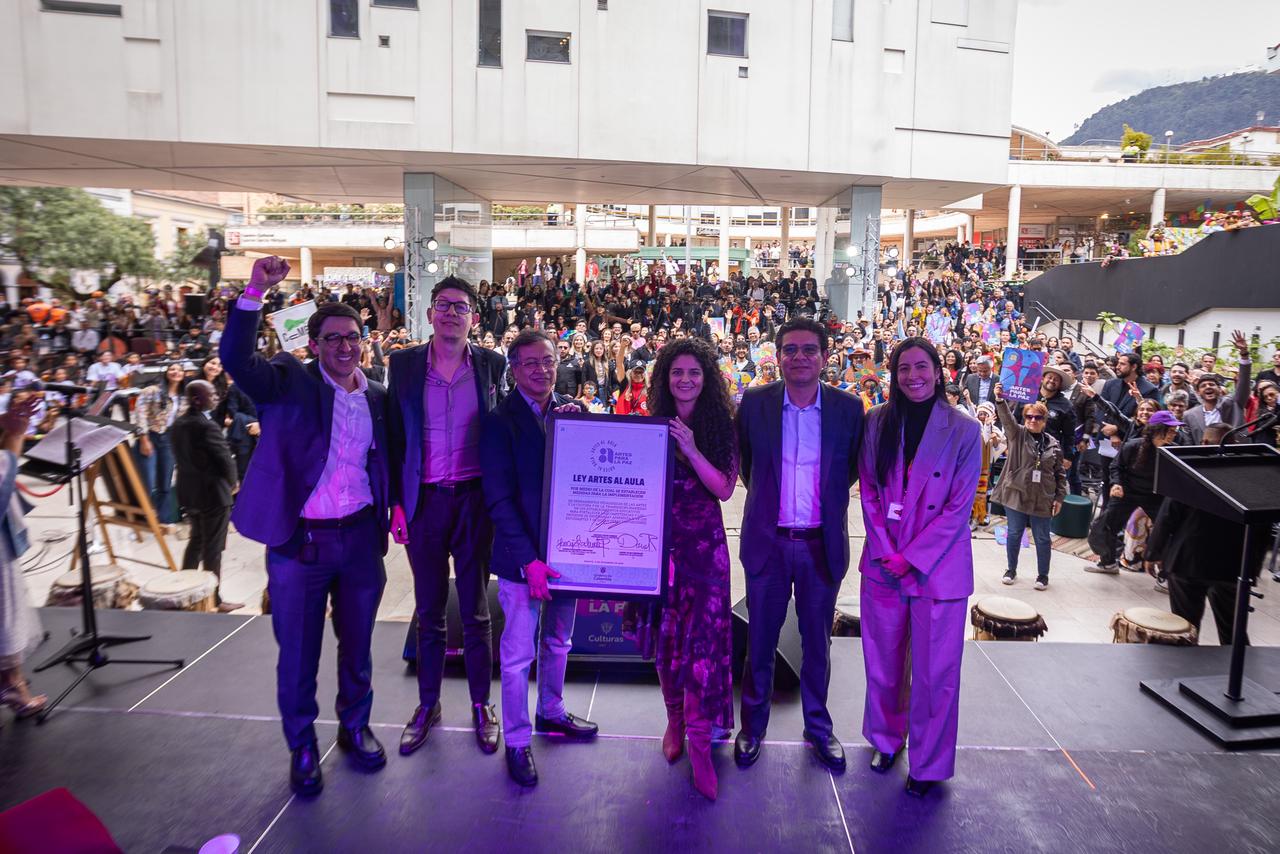 El presidente Petro sancionó la Ley Artes Al Aula: incorpora la educación artística en colegios públicos