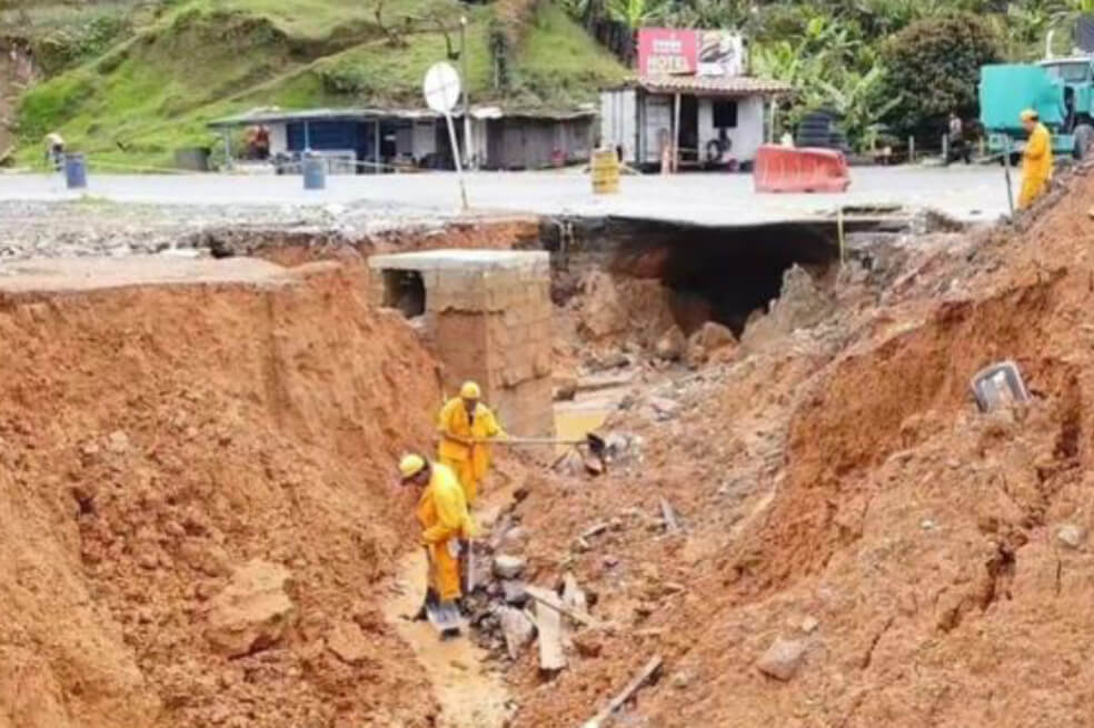 Vía Bogotá – Medellín lleva dos días con paso por un solo carril