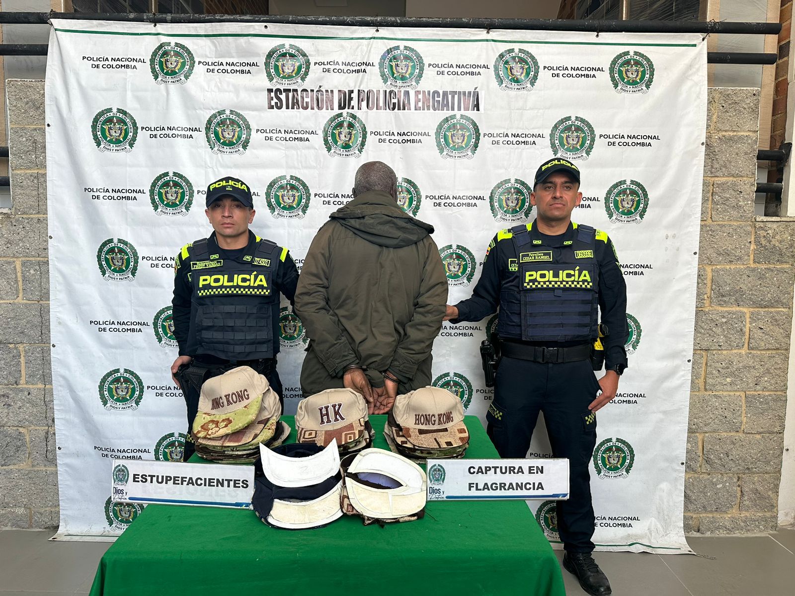 Cae sujeto que intentaba enviar a China un kilo de cocaína, camuflado en gorras