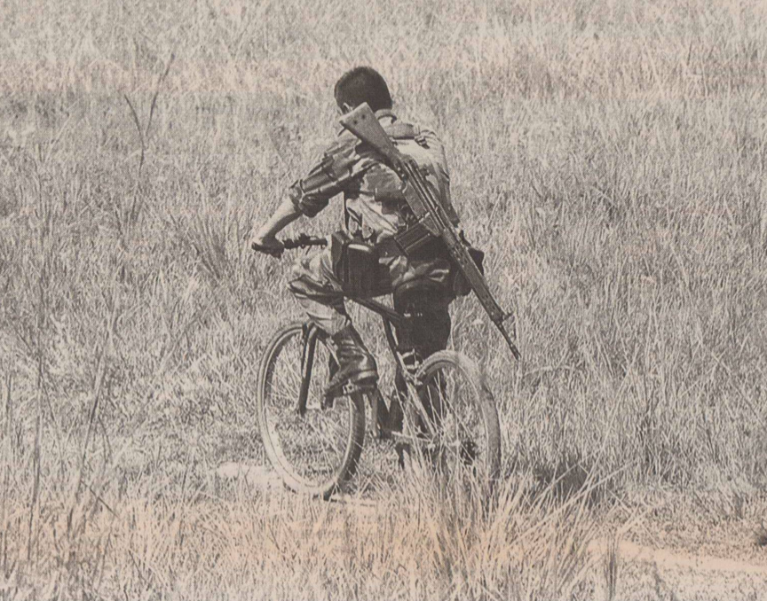 El fotógrafo Jairo Higuera, de El Espectador, fotografió a este soldado en bicicleta en Tres Esquinas, cuando se preparaba la contraofensiva por el ataque a El Billar.