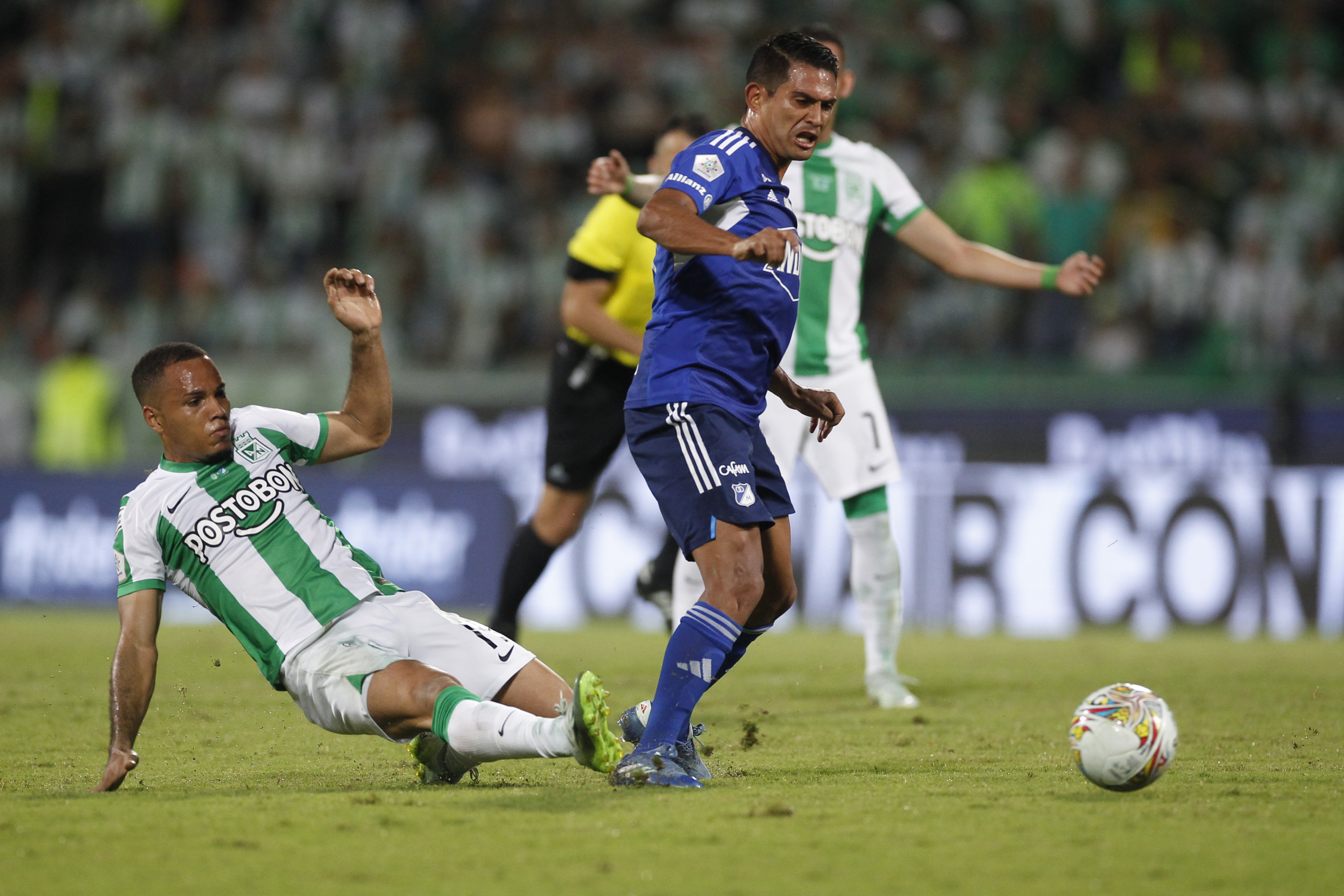 AMDEP3880. MEDELLÍN (COLOMBIA), 23/11/2023.- Robert Mejía (i) de Nacional disputa el balón con David Macalister Silva de Millonarios hoy, en la final de la Copa Colombia entre Atlético Nacional y Millonarios en el estadio Atanasio Girardot en Medellín (Colombia). EFE/ Luis Eduardo Noriega Arboleda
