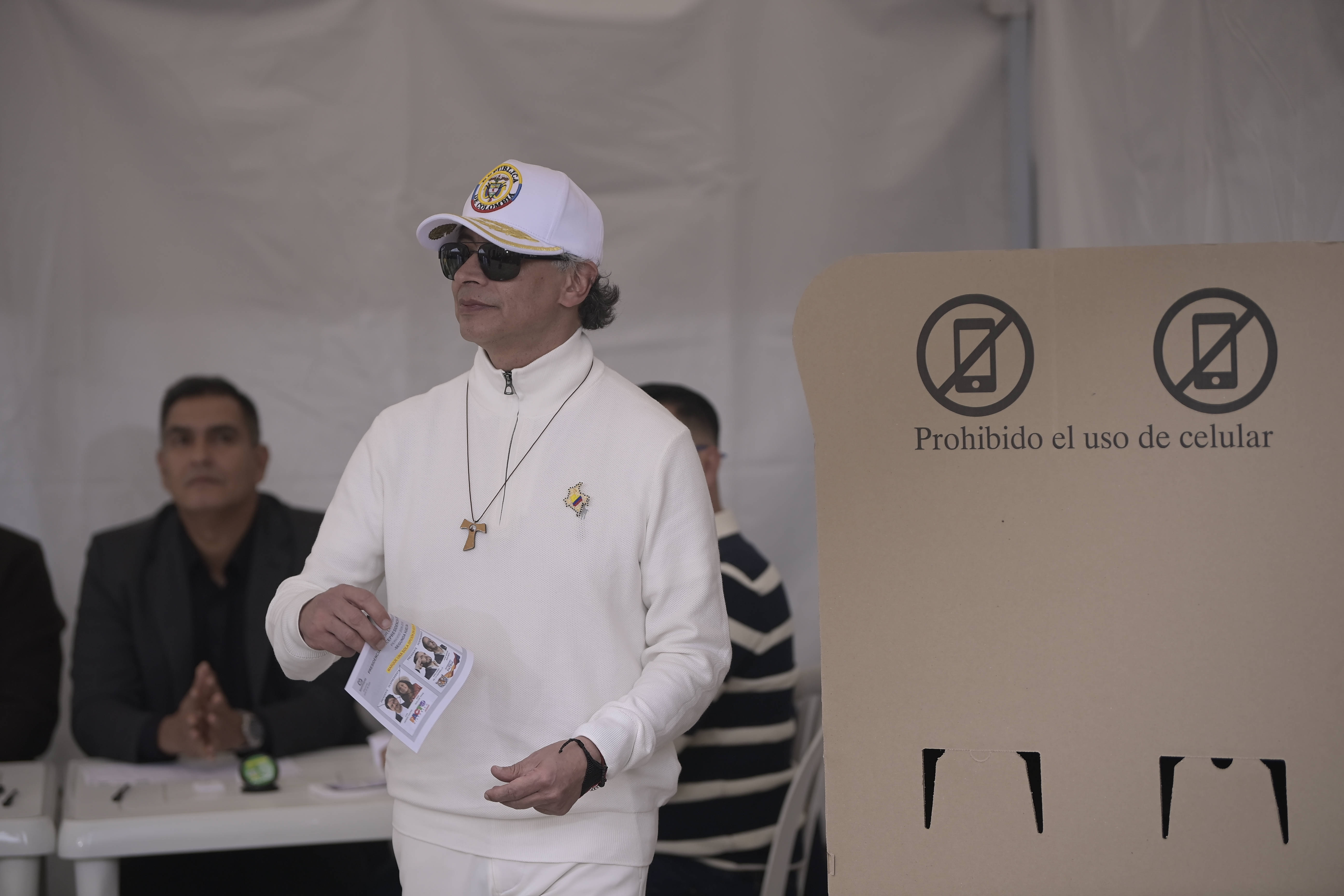 Presidente de Colombia, ejerce su derecho al voto en las elecciones presidenciales segunda vuelta del 21 de Junio 2026, acompañado de sus hijas Antonella y Sofía.