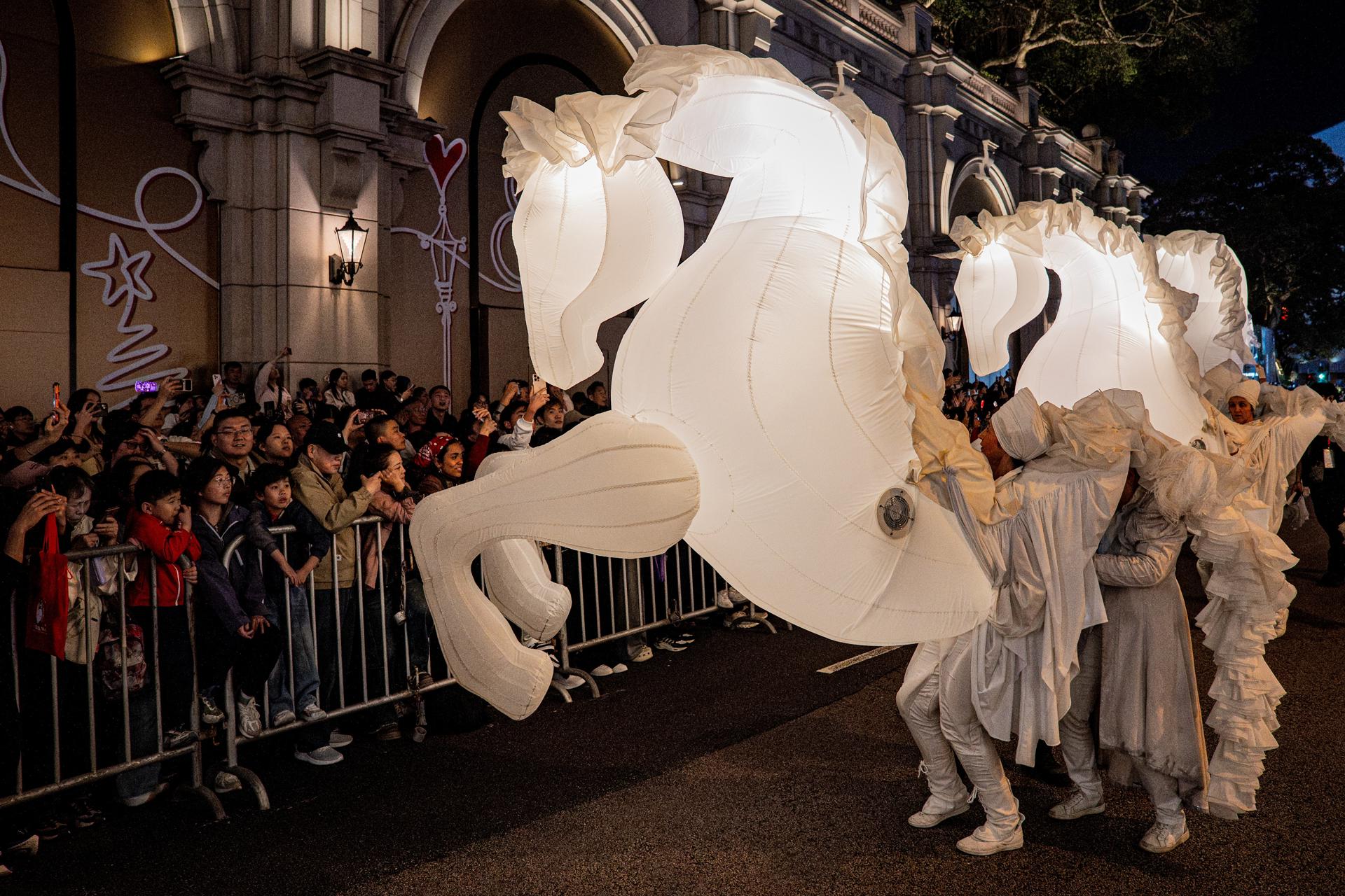 HONG KONG (China), 17/02/2026.- Performers dressed as horses take part in a Chinese Lunar New Year night parade in Hong Kong, China, 17 February, 2026. The Chinese New Year, also known as Lunar New Year, begins on 17 February, ushering in the Year of the Fire Horse with festivities running during the Spring Festival until the Lantern Festival on 03 March. EFE/EPA/LEUNG MAN HEI